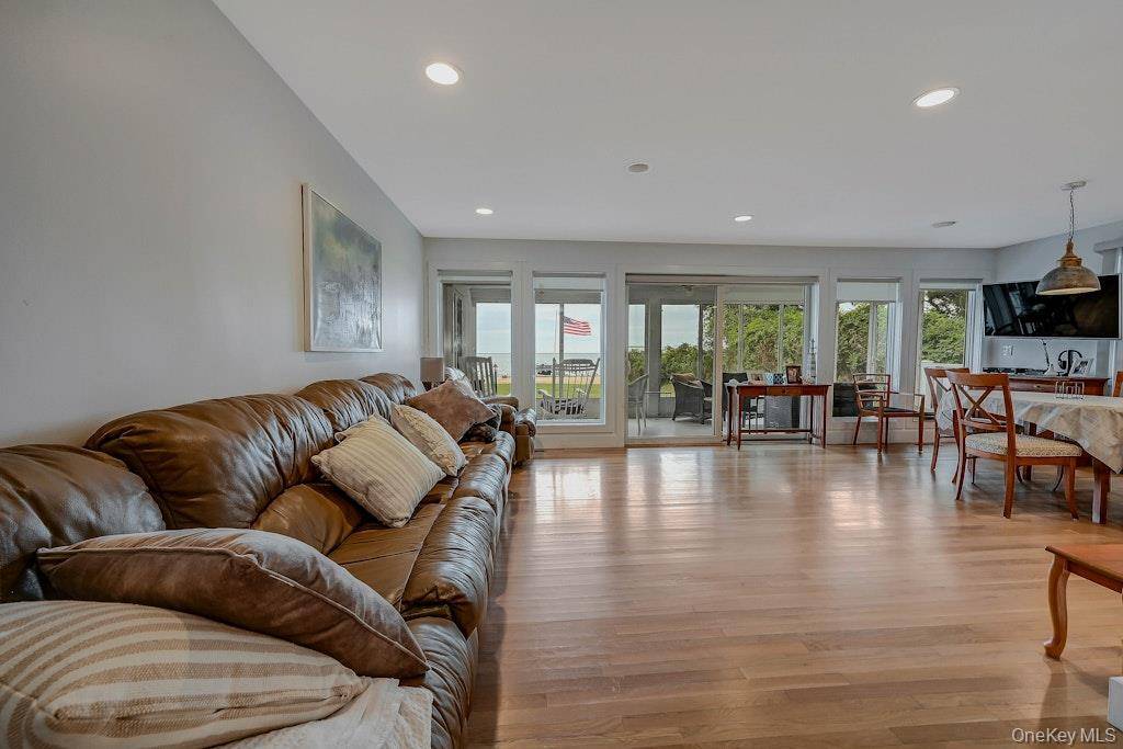 11 Convent LN, Center Moriches, NY 11934