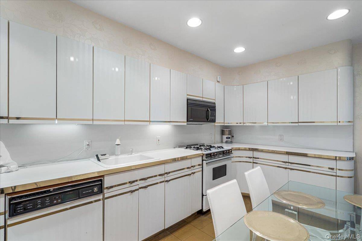 23-45 Bell BLVD #1H, Bayside, NY 11360