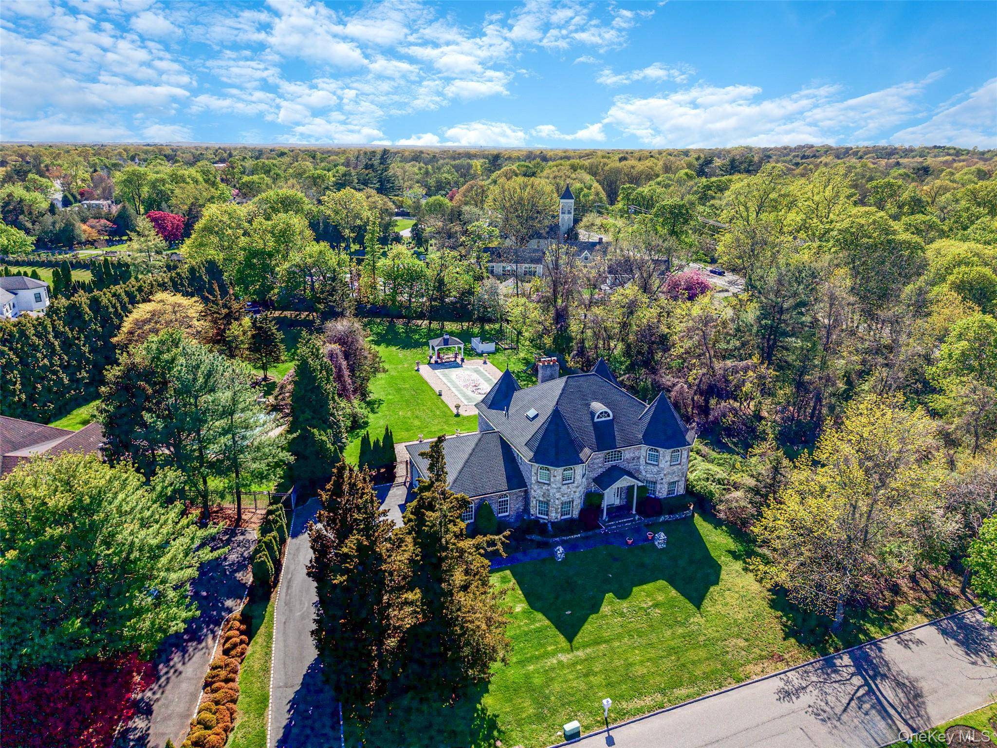 2 Deepwells LN, Saint James, NY 11780
