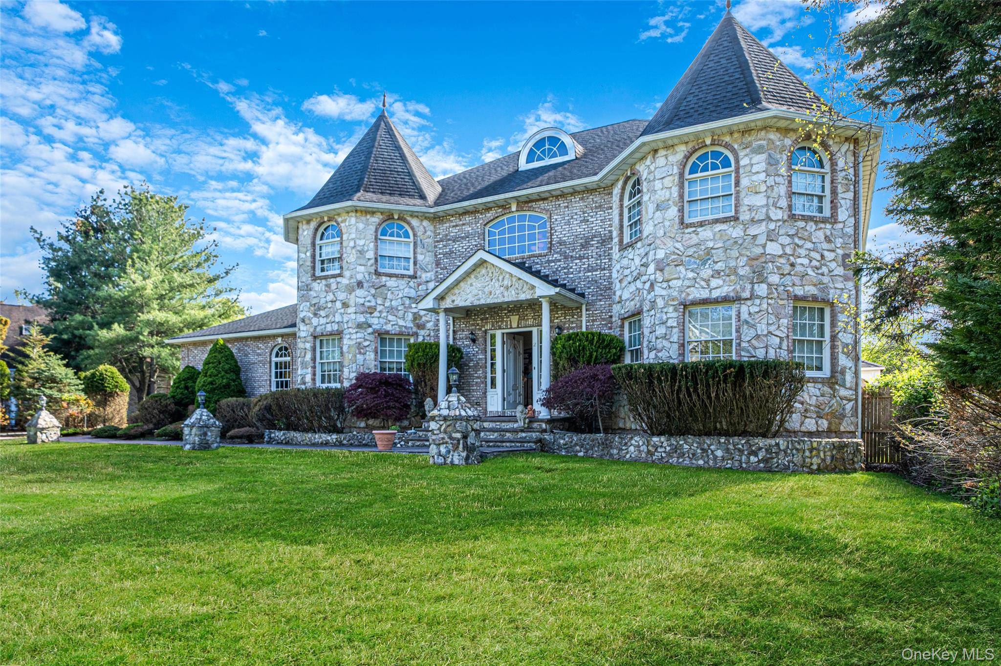 2 Deepwells LN, Saint James, NY 11780
