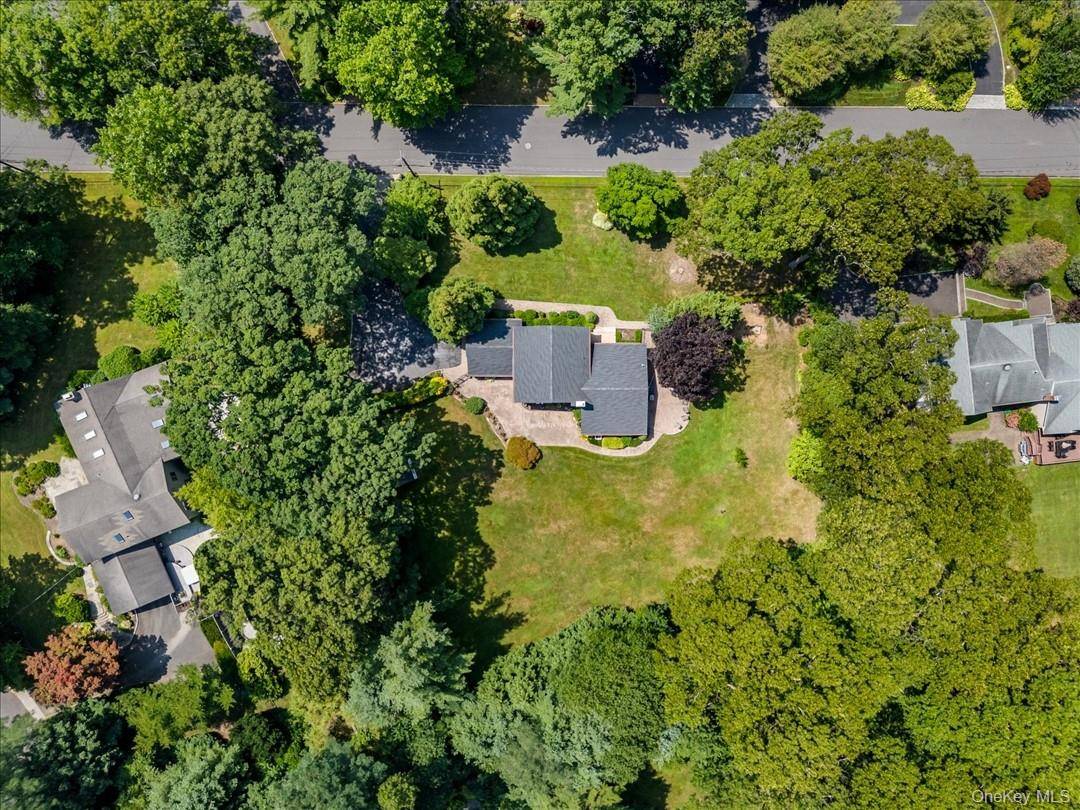 21 Kodiak DR, Woodbury, NY 11797