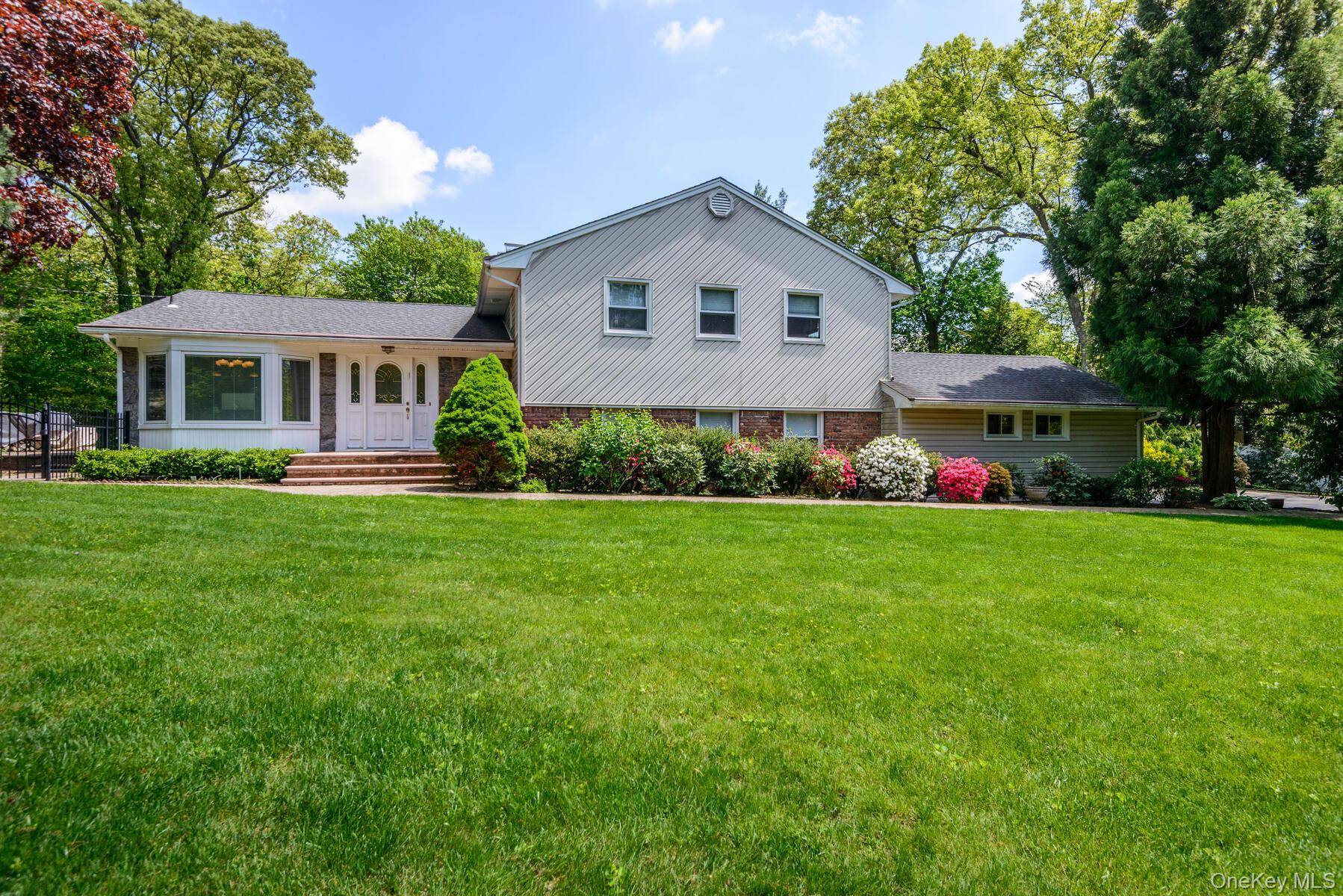 21 Kodiak DR, Woodbury, NY 11797