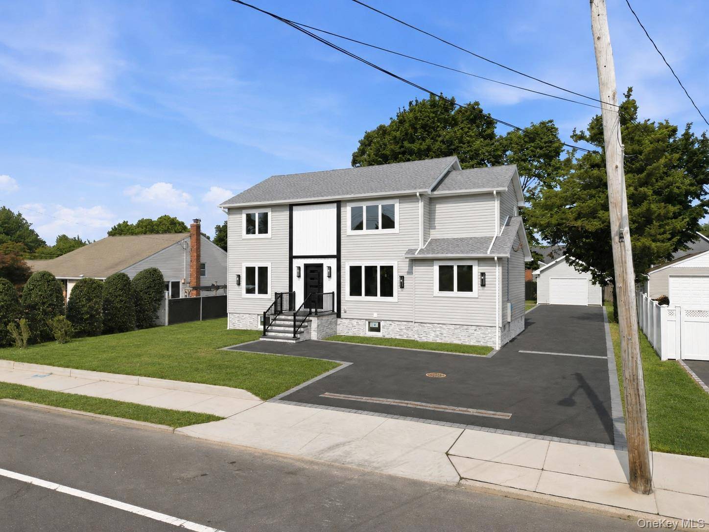 136 Udall RD, West Islip, NY 11795