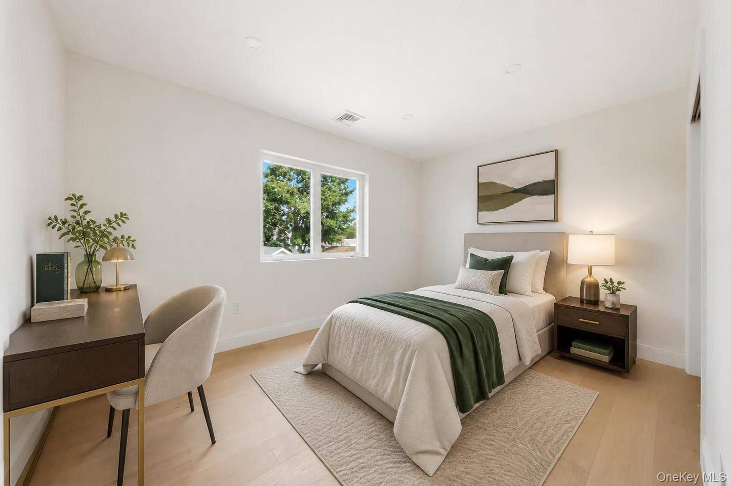 136 Udall RD, West Islip, NY 11795