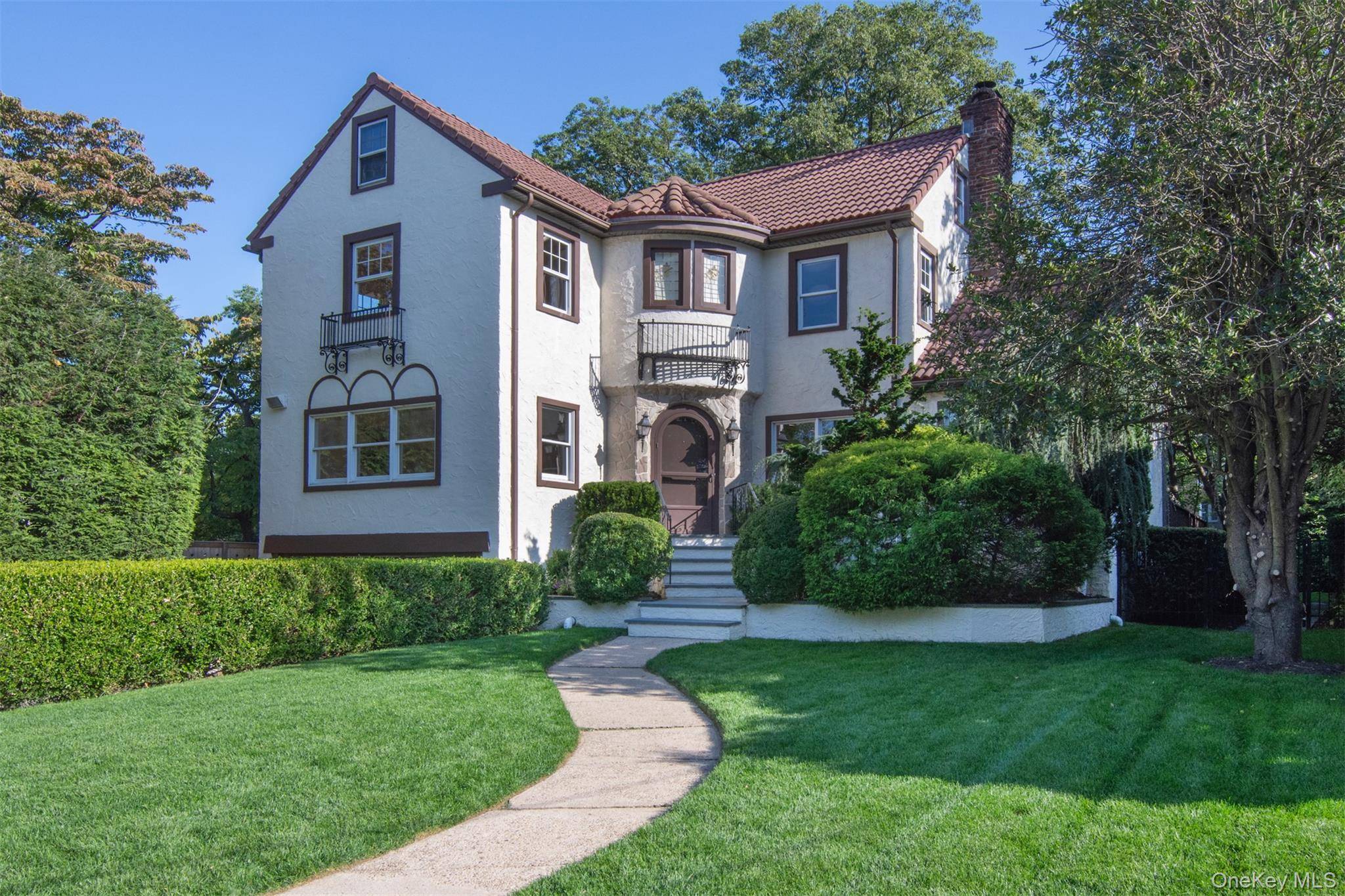32 Stellar PL, Pelham, NY 10803