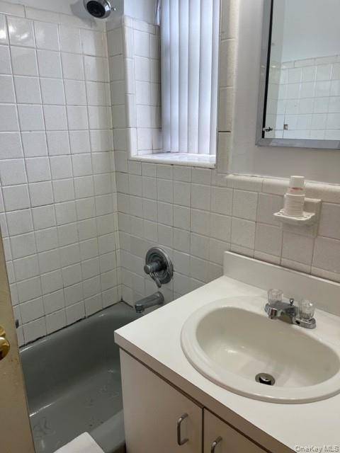 4727 Little Neck Pkwy #4G, Little Neck, NY 11362