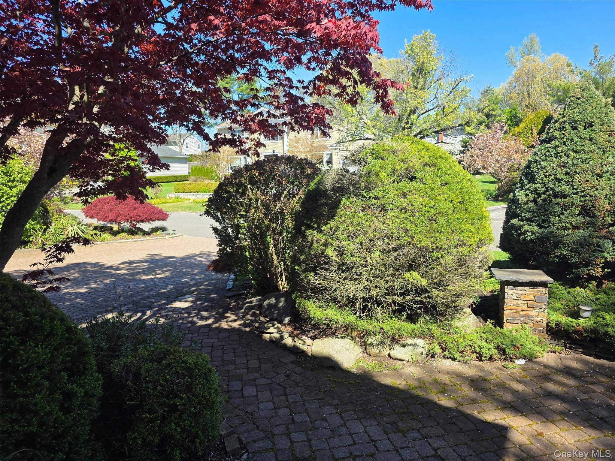 78 Woods DR, East Hills, NY 11576