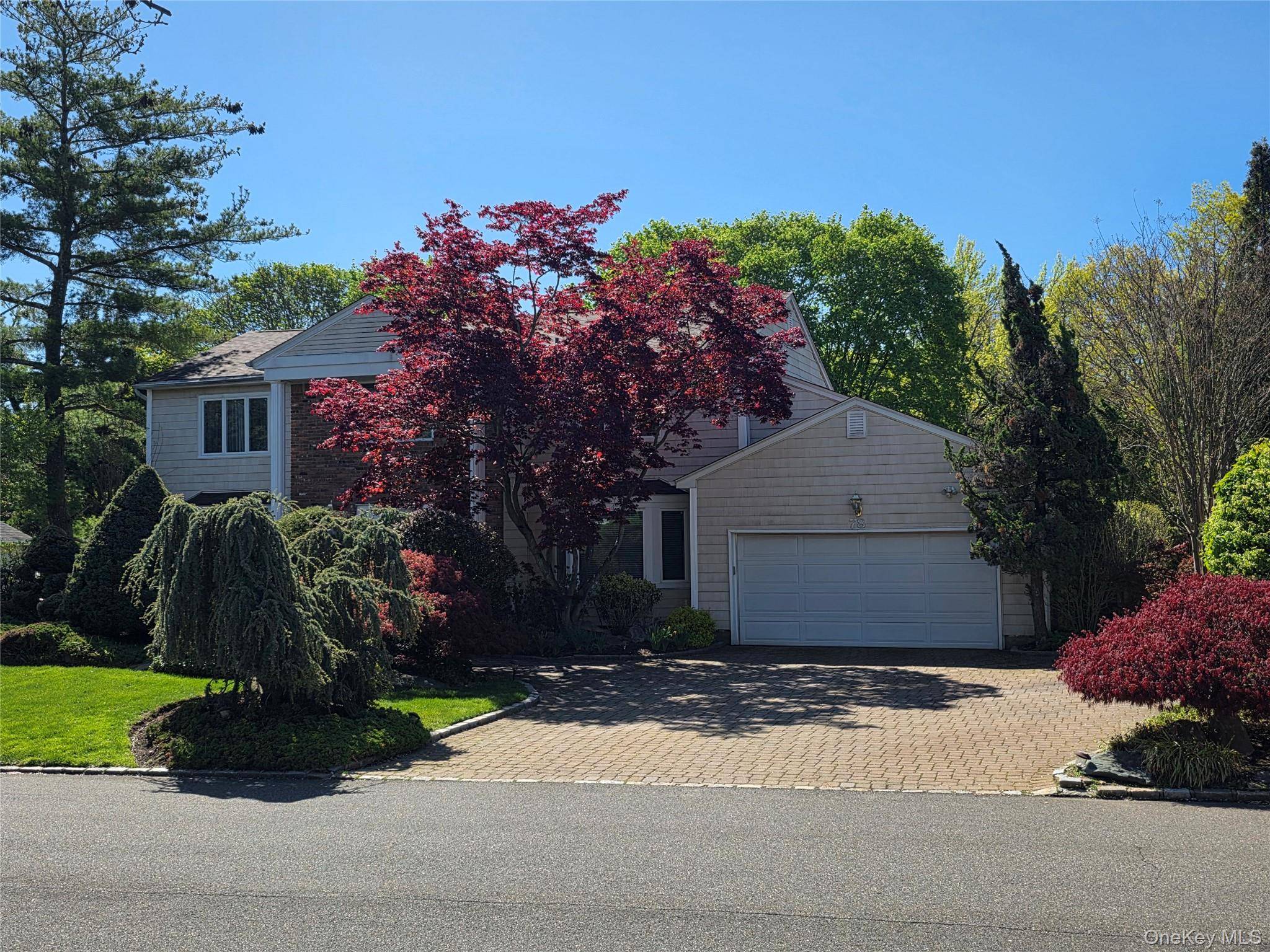 78 Woods DR, East Hills, NY 11576