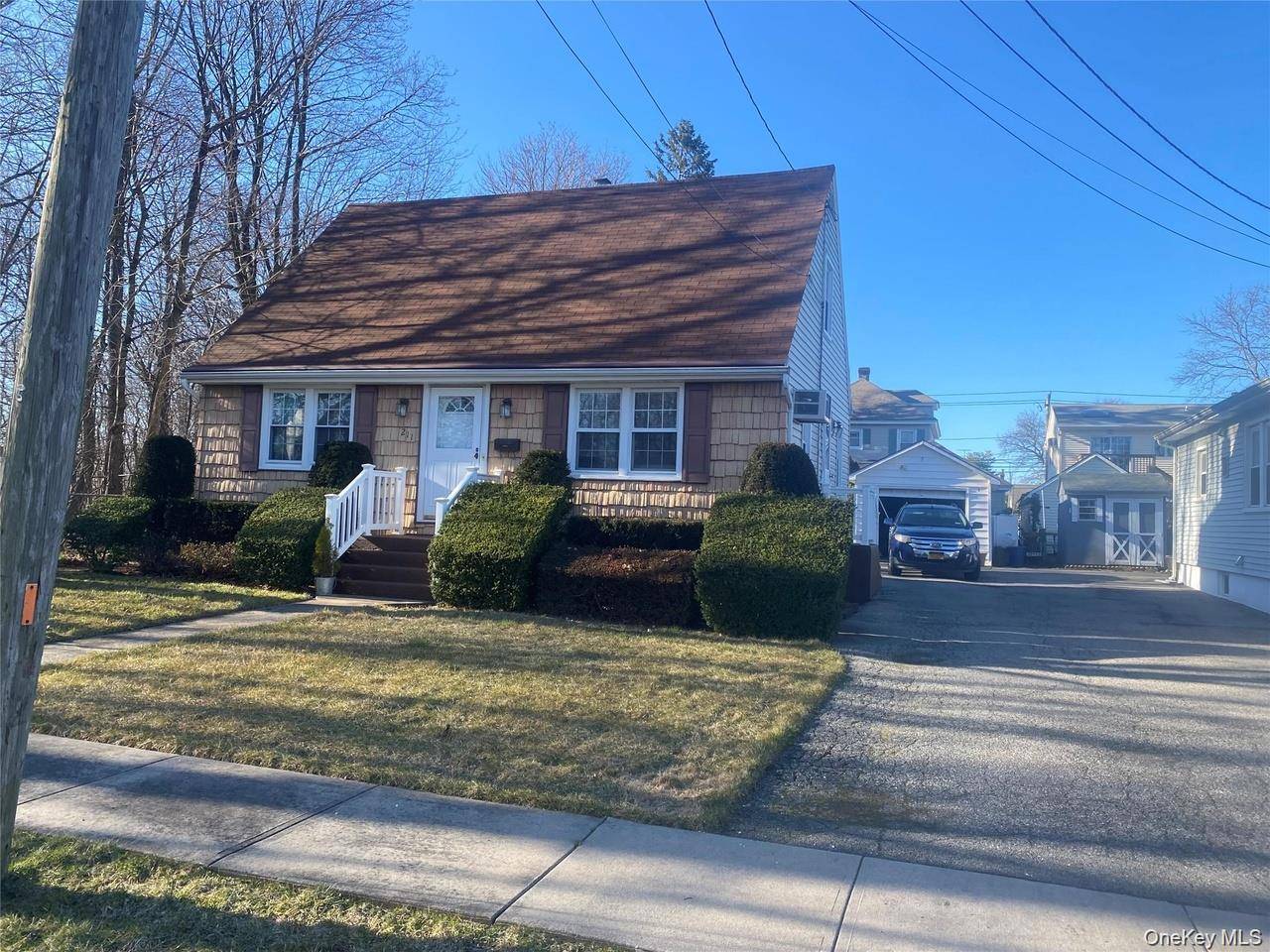 211 Mineola AVE, Carle Place, NY 11514