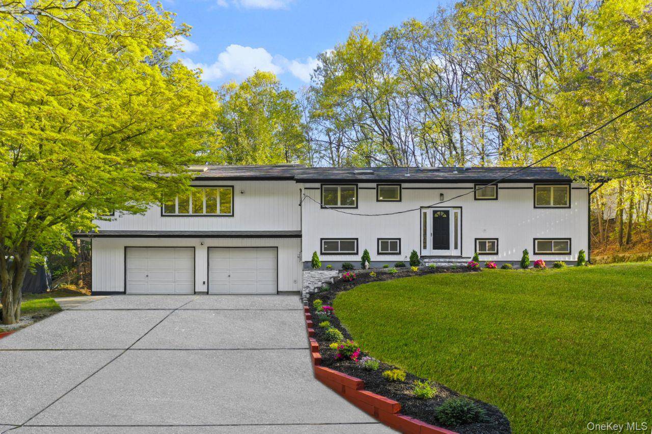 56 McArthur LN, Smithtown, NY 11787
