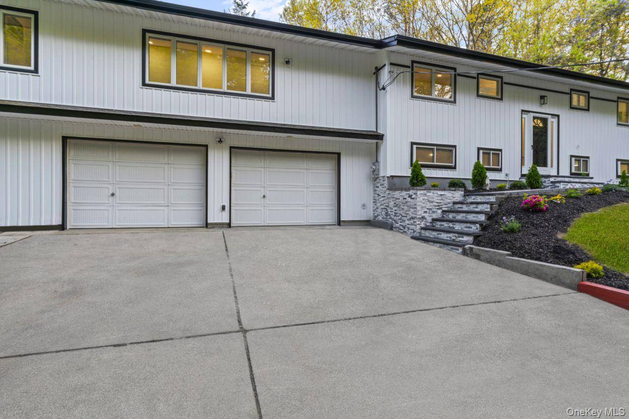 56 McArthur LN, Smithtown, NY 11787