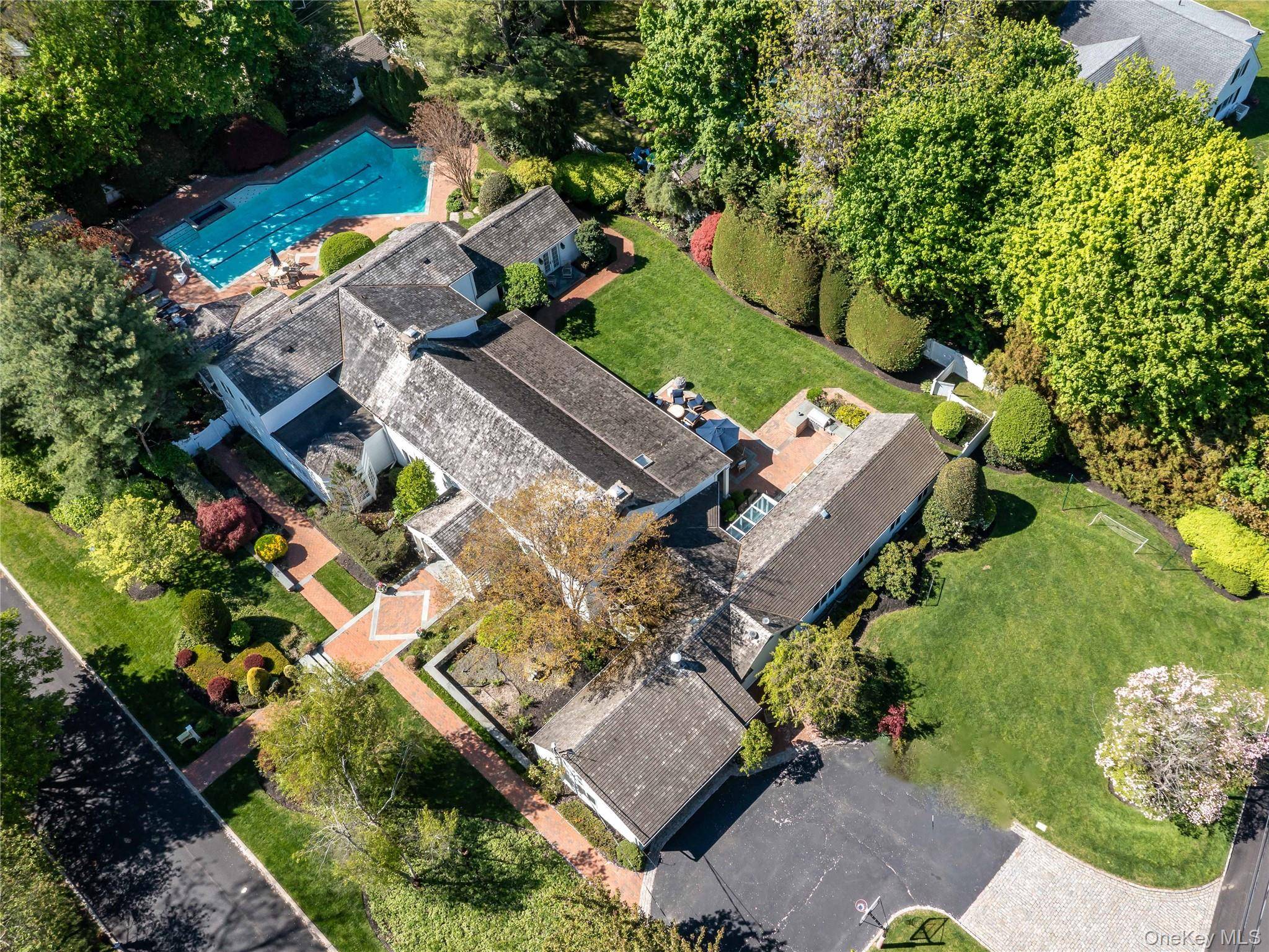2 Aspen PL, Great Neck, NY 11021
