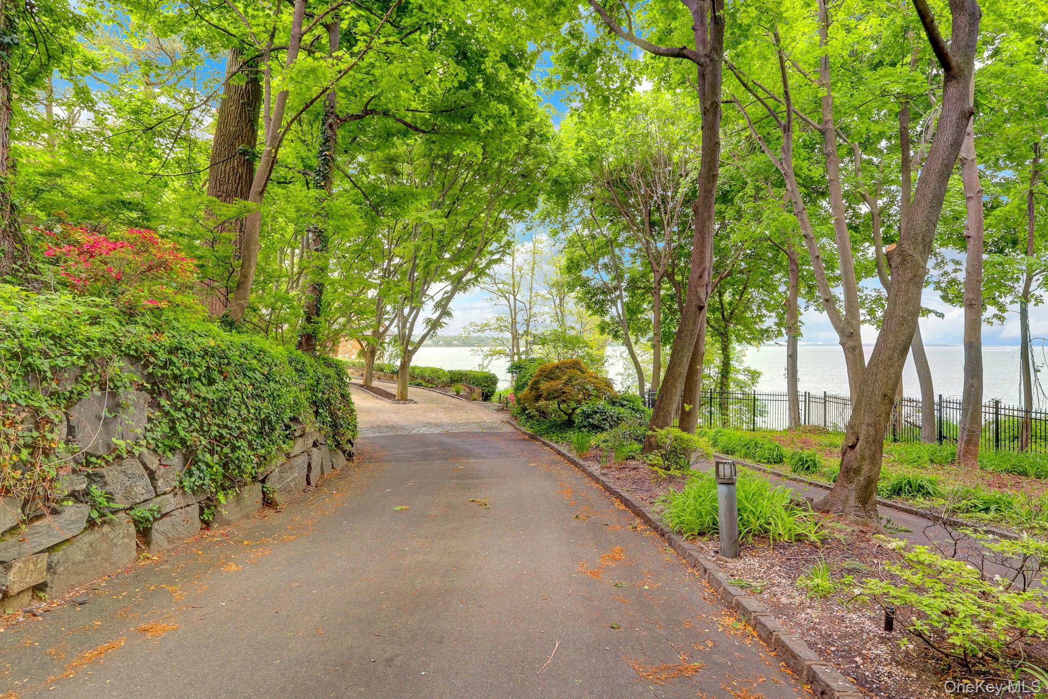35 Sunview DR, Glen Cove, NY 11542
