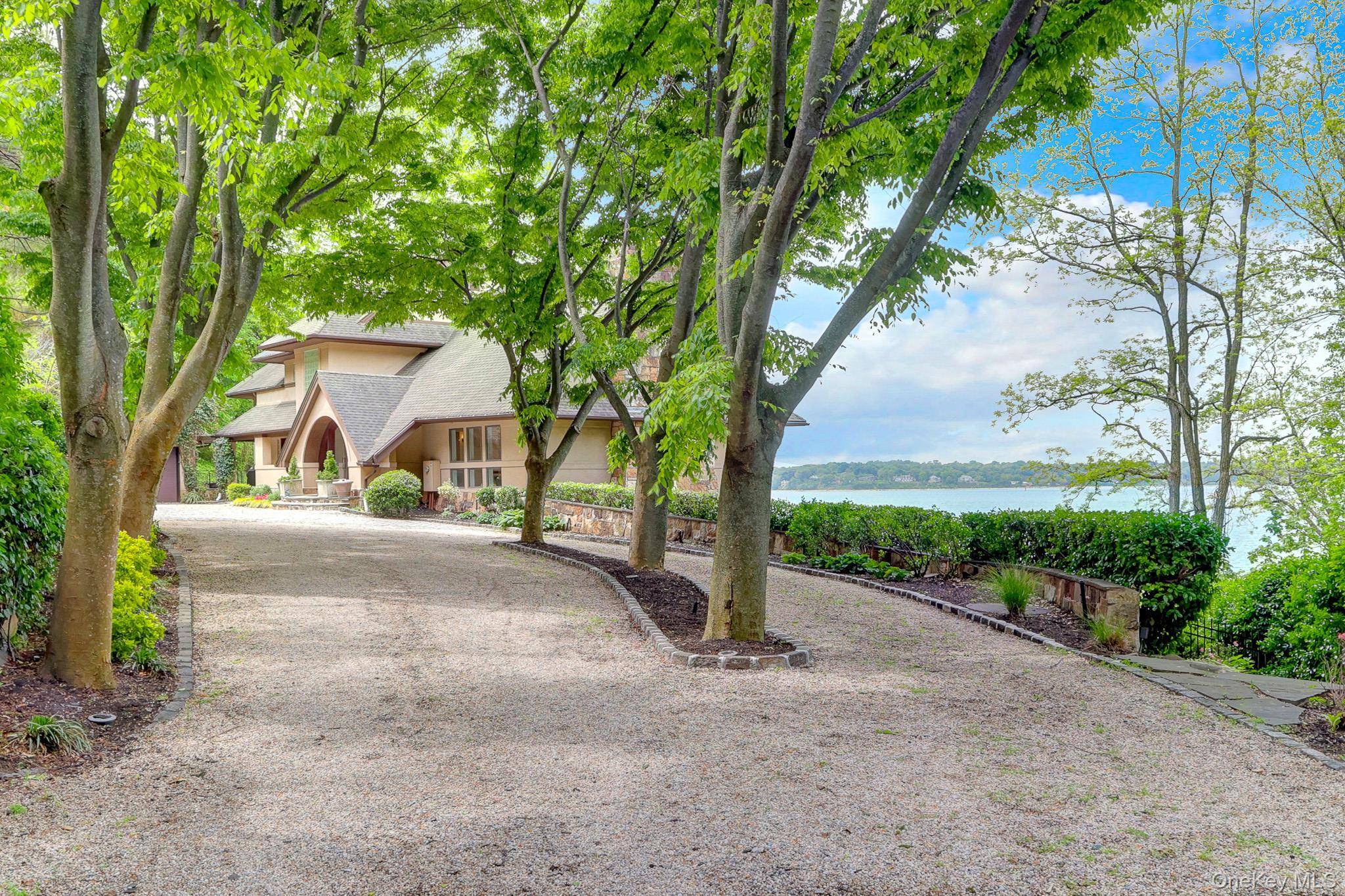 35 Sunview DR, Glen Cove, NY 11542