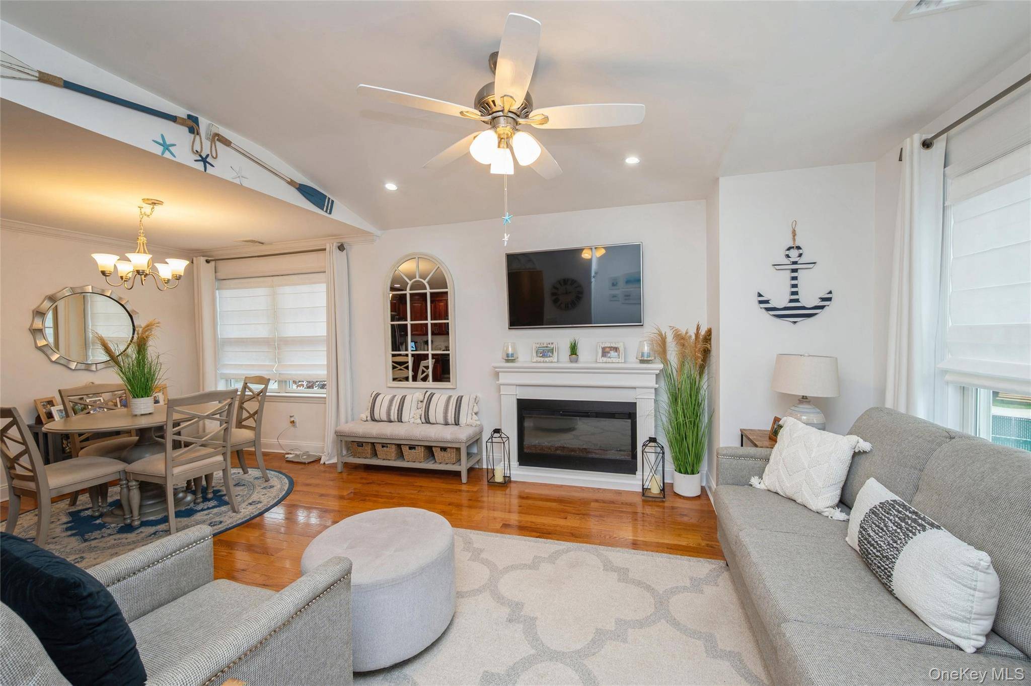 608 Carman AVE #C2, Westbury, NY 11590