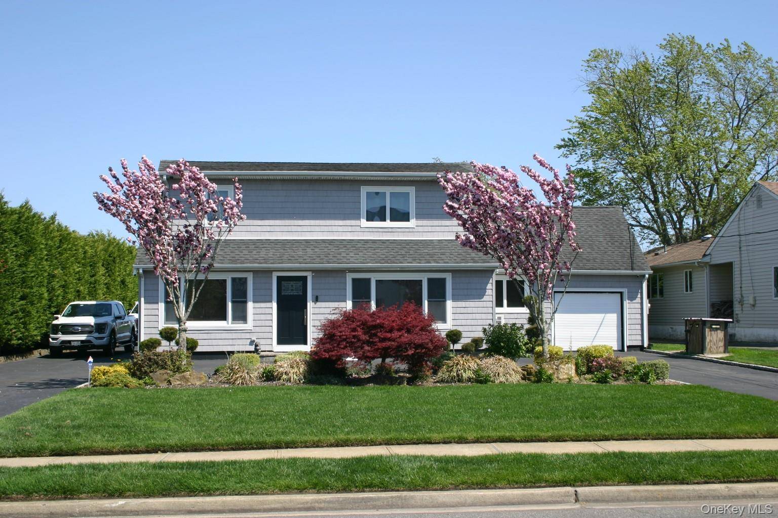 121 Ocean AVE, Massapequa, NY 11758