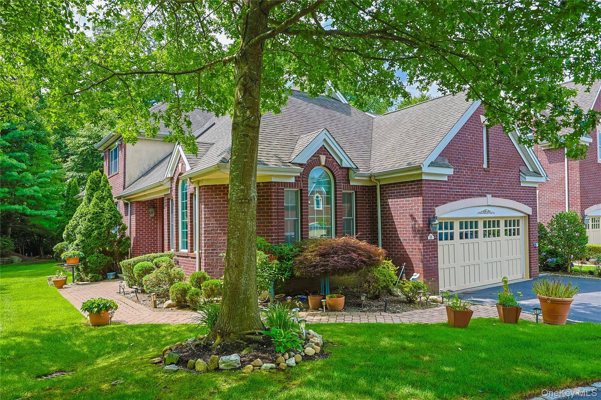 14 Belvedere CT, North Hills, NY 11030
