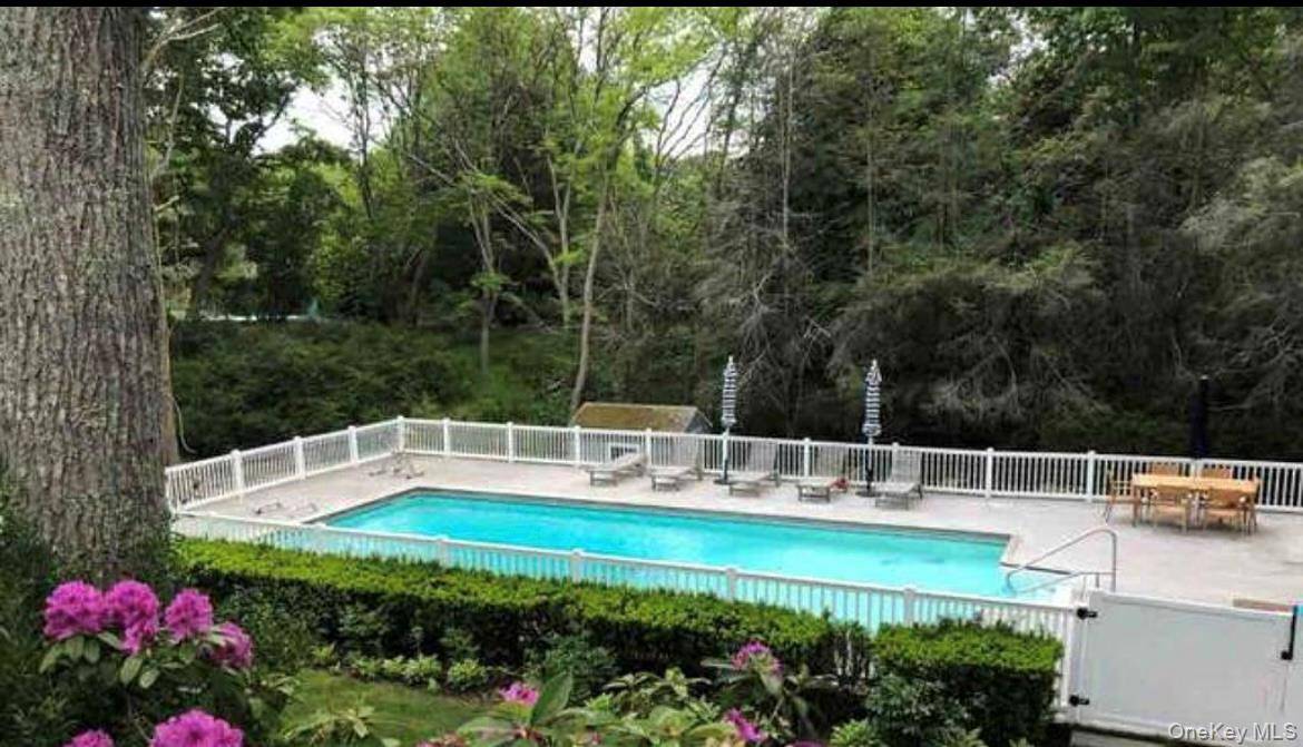 41 Columbine AVE, Hampton Bays, NY 11946