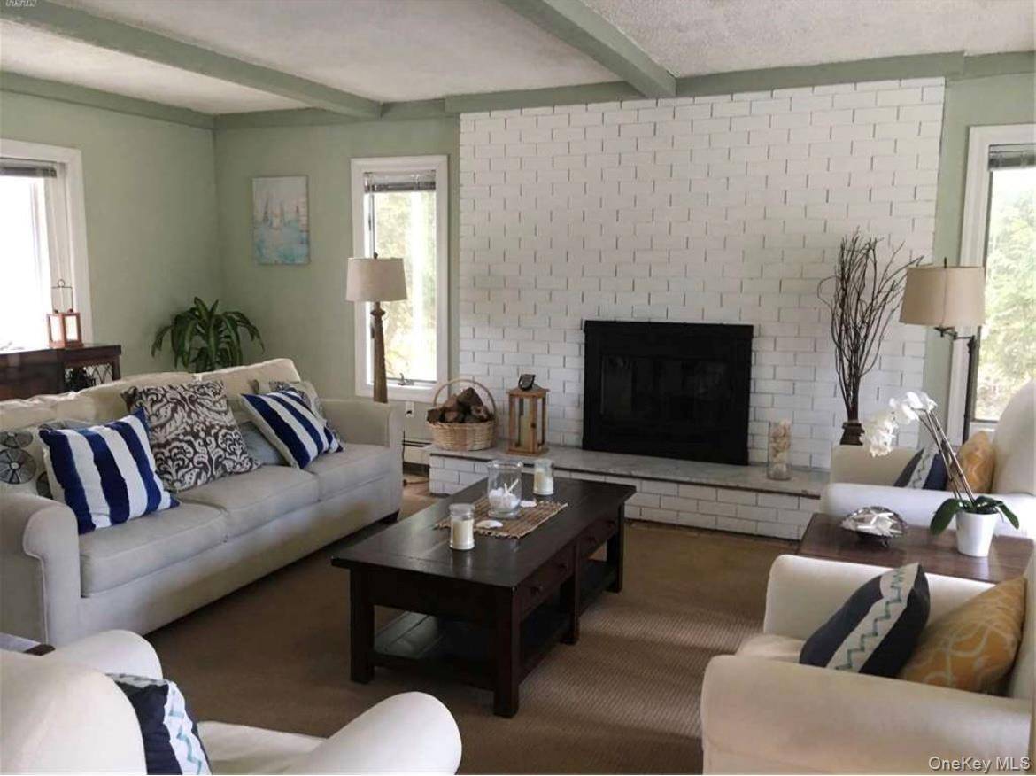 41 Columbine AVE, Hampton Bays, NY 11946