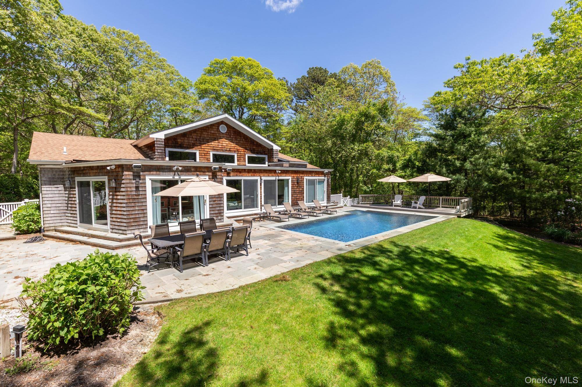 4 Lakewood LN, Quogue, NY 11959