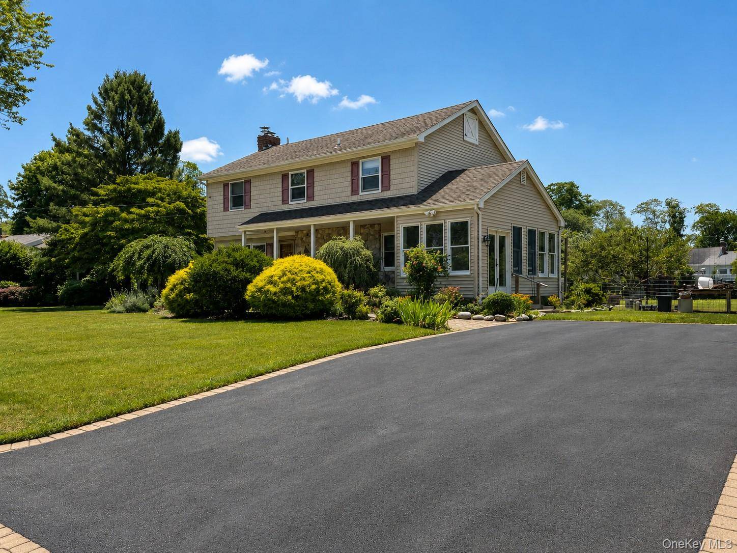6 Roberts LN, East Moriches, NY 11940