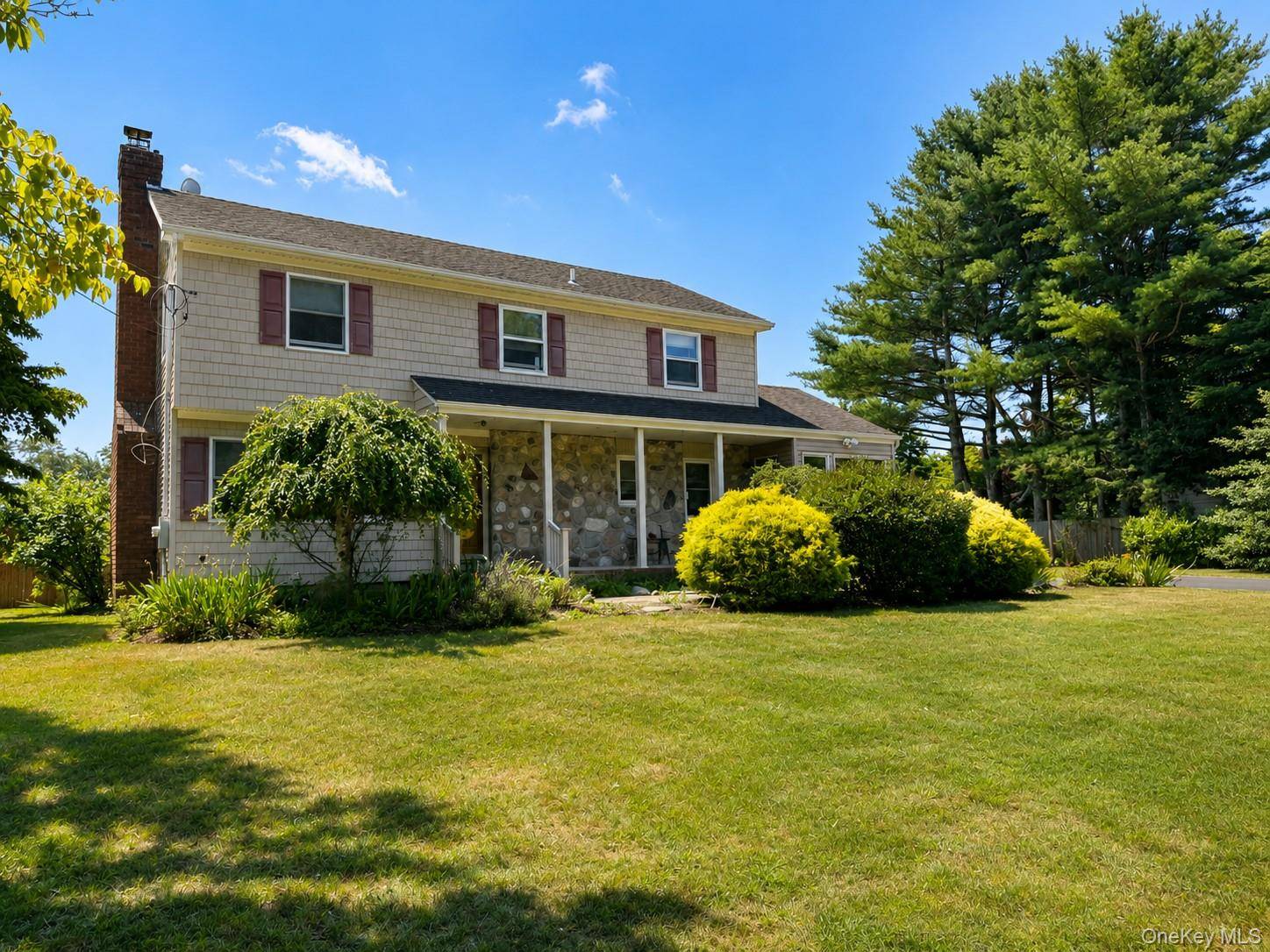 6 Roberts LN, East Moriches, NY 11940