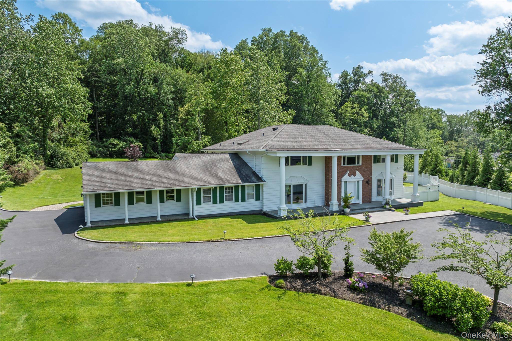 25 Montrose CT, Roslyn Harbor, NY 11576