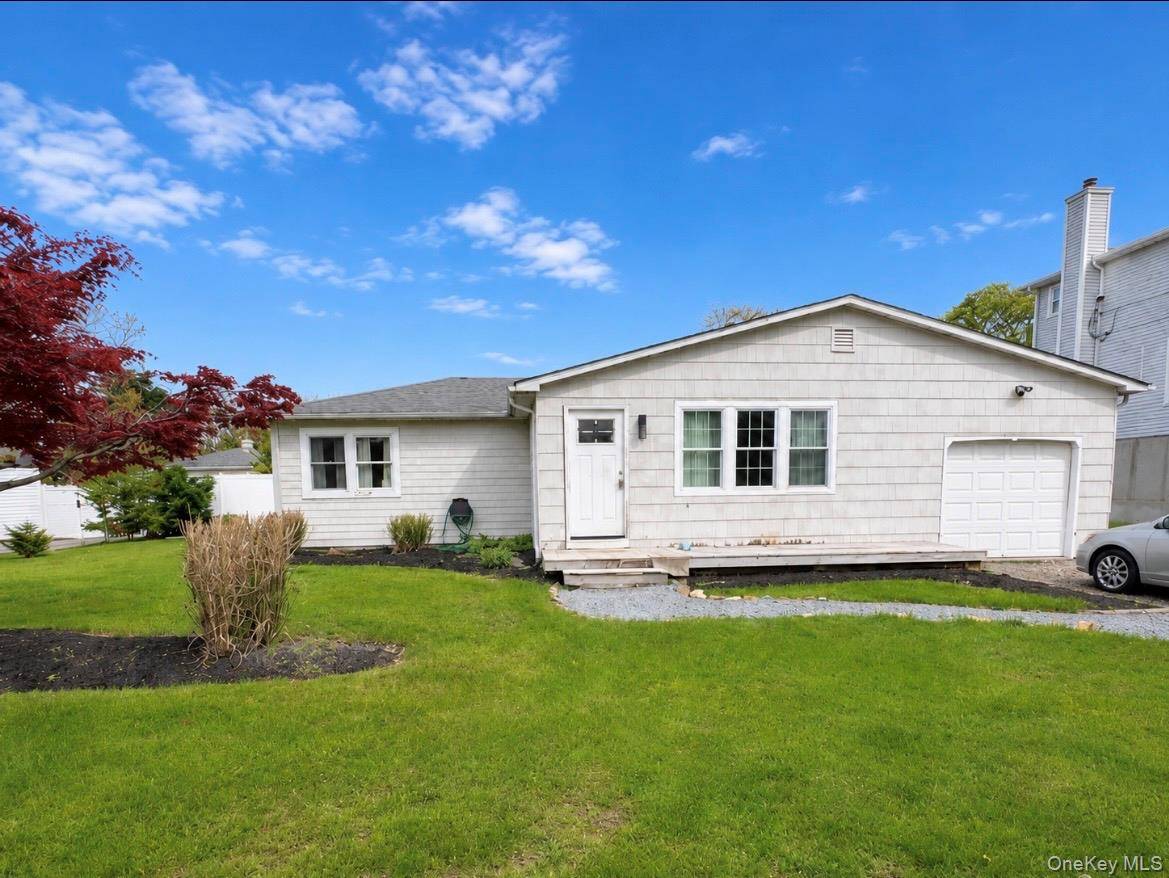 7 Bay ST, Center Moriches, NY 11934