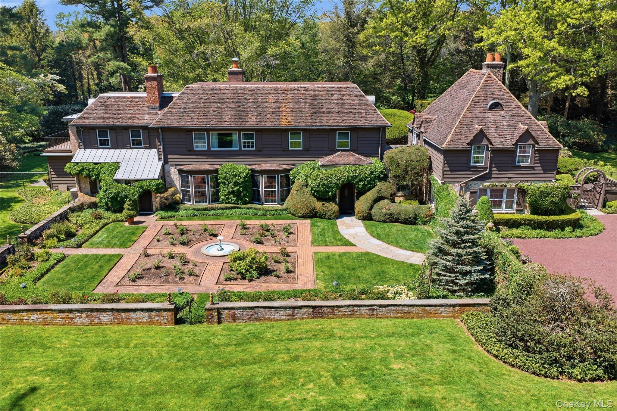 285 Piping Rock RD, Locust Valley, NY 11560