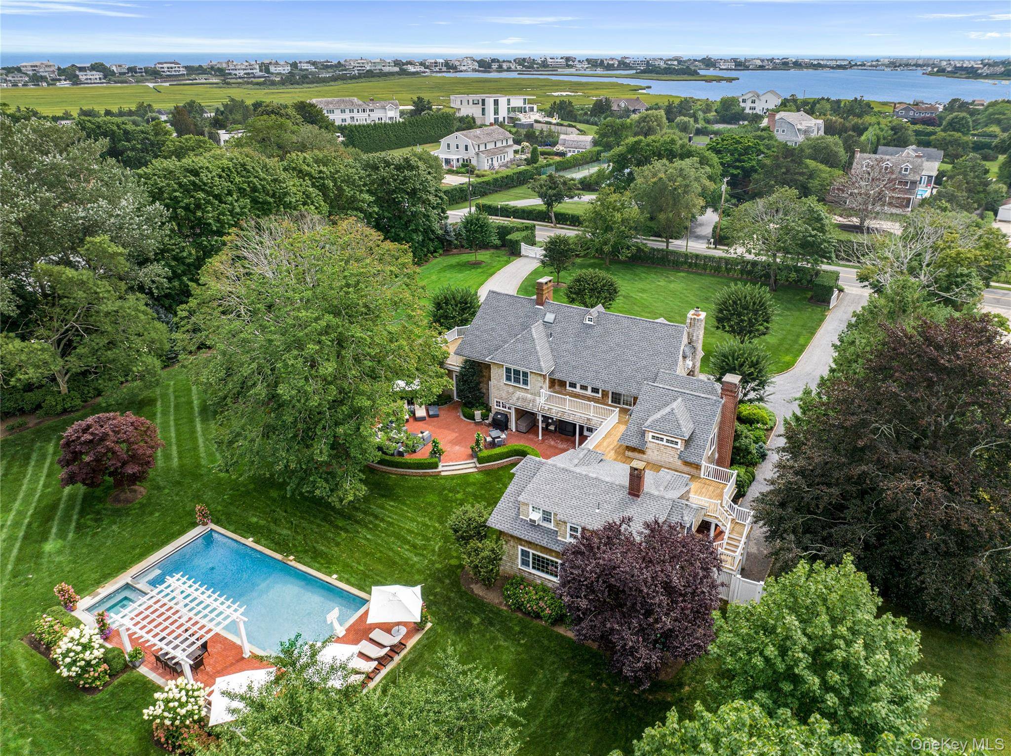 92 Beach LN, Westhampton Beach, NY 11978