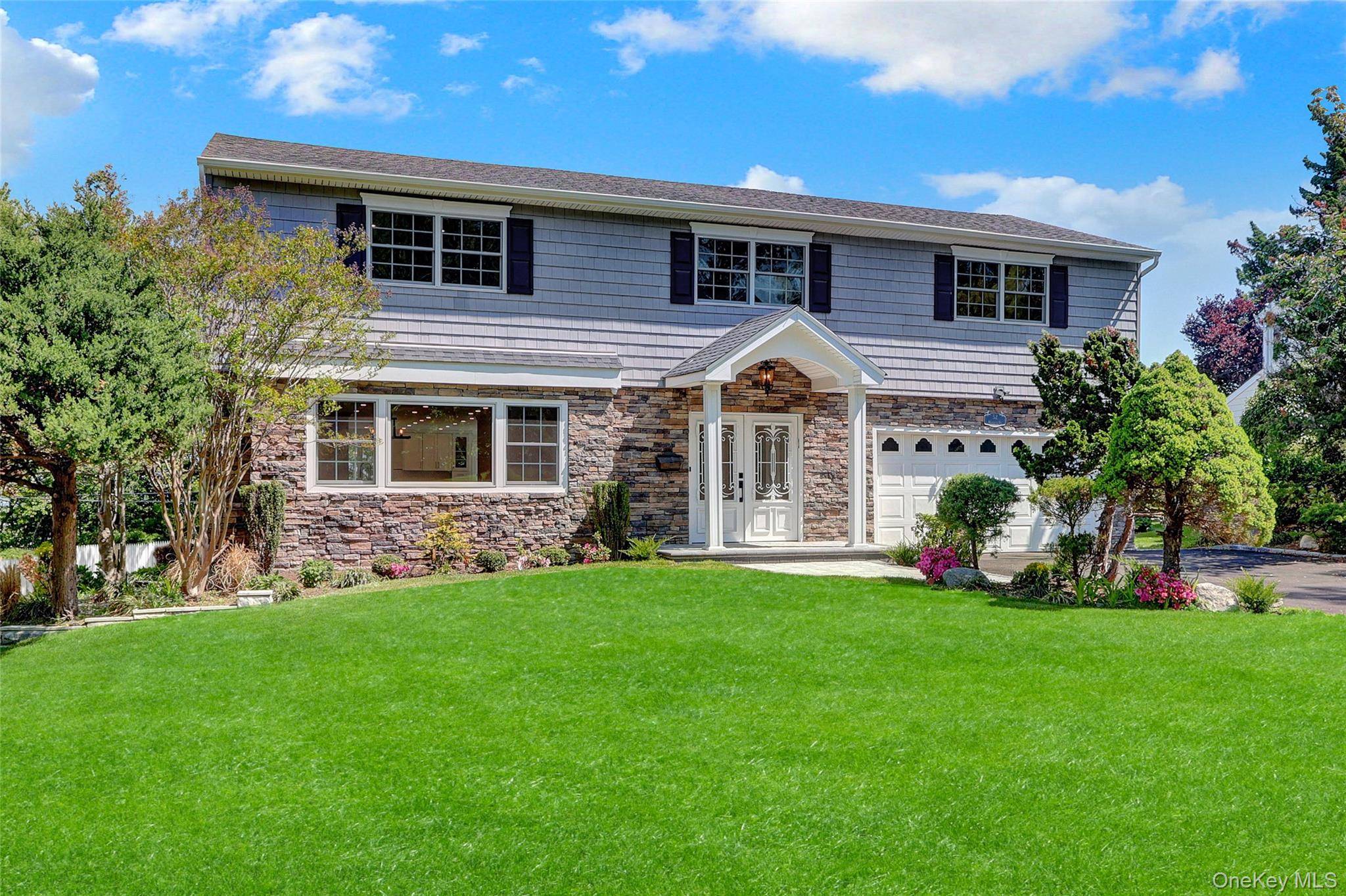 52 Woodland RD, Roslyn, NY 11576