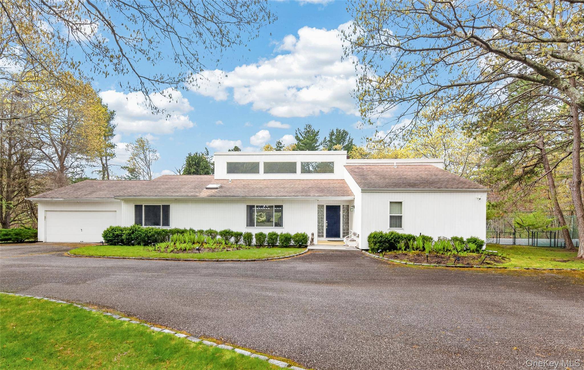 1 Whippoorwill LN, East Quogue, NY 11942