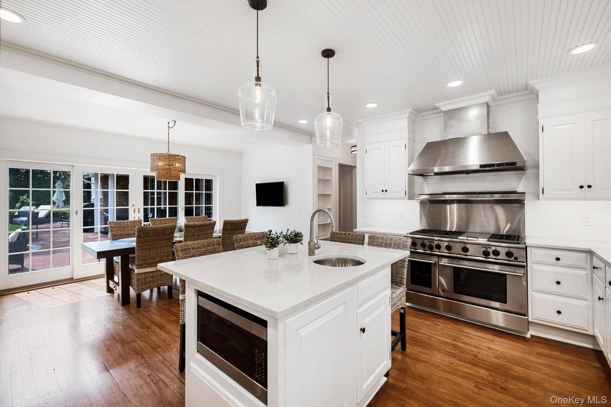 92 Beach LN, Westhampton Beach, NY 11978