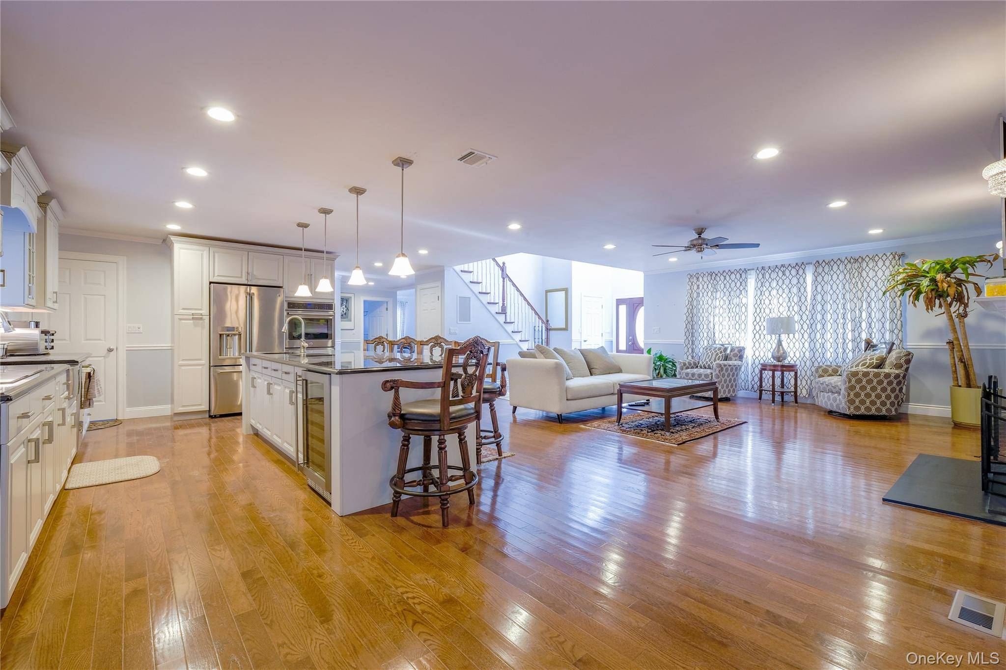 752 Kensington CT, Westbury, NY 11590