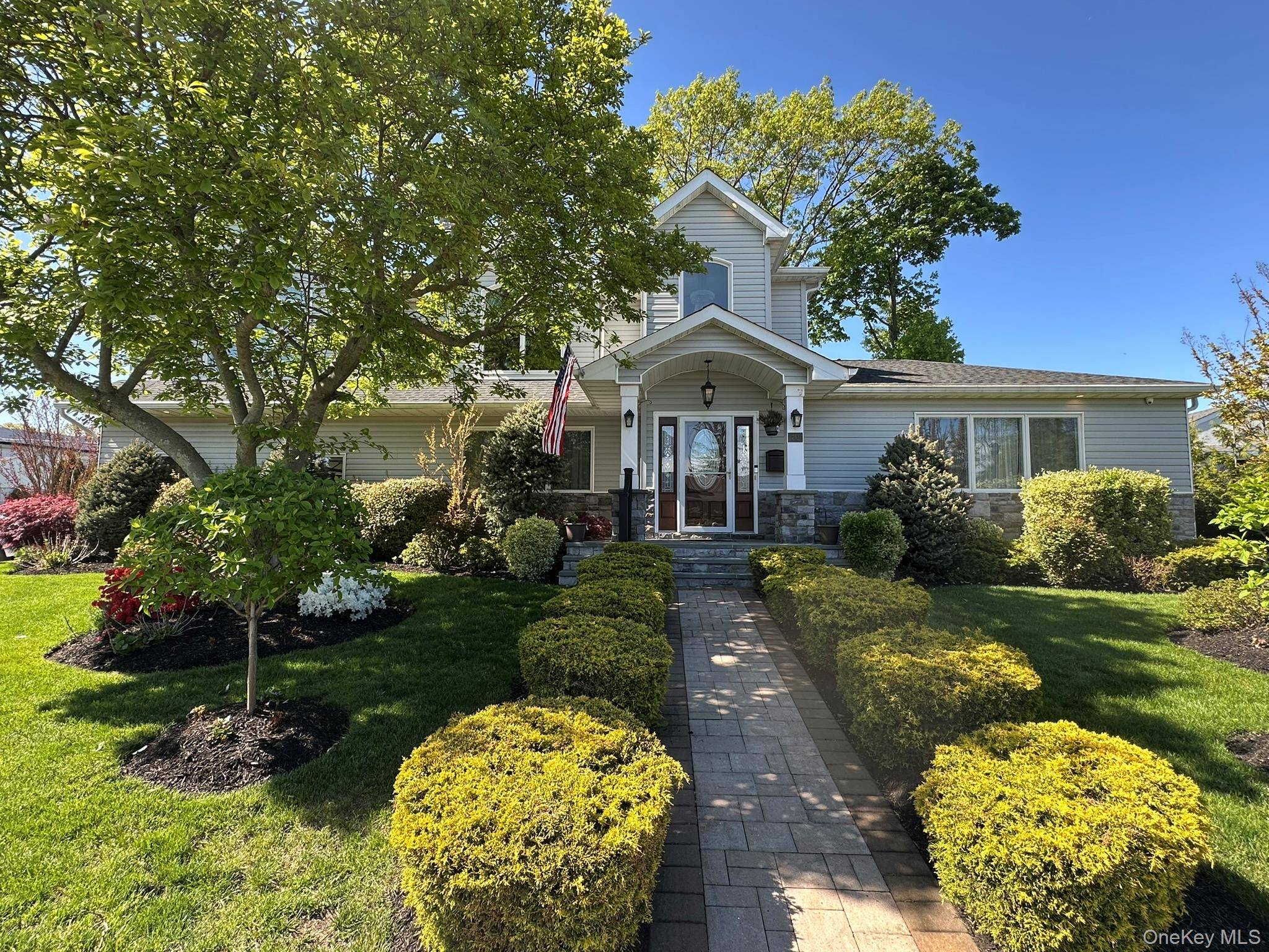 752 Kensington CT, Westbury, NY 11590