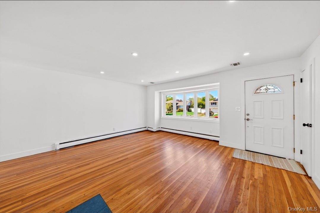 8 Whitebirch LN, Commack, NY 11725