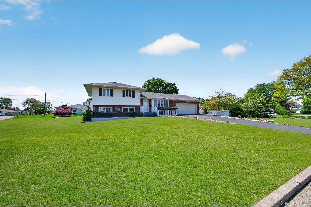 8 Whitebirch LN, Commack, NY 11725