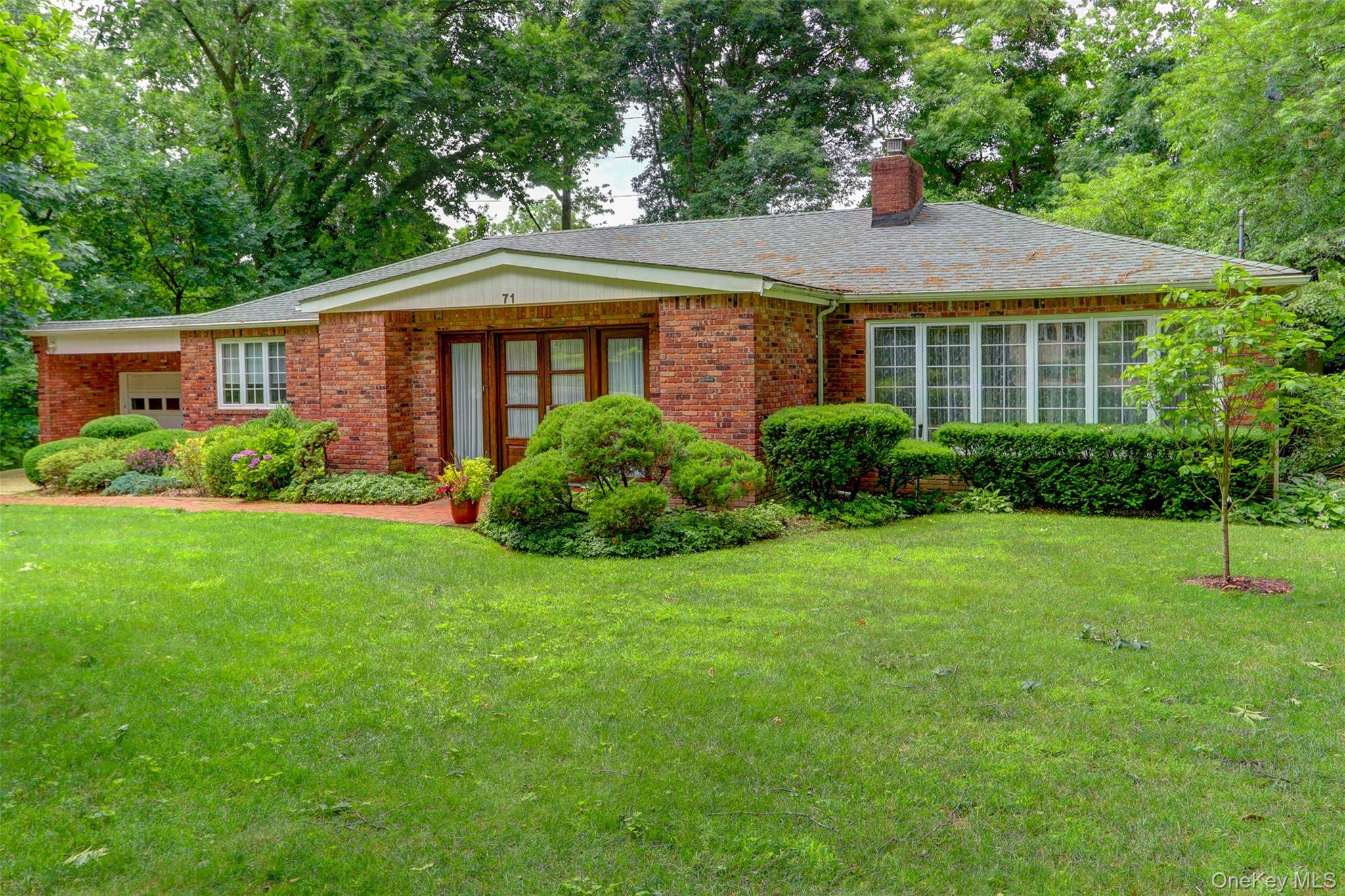 71 Knollwood RD, Roslyn, NY 11576