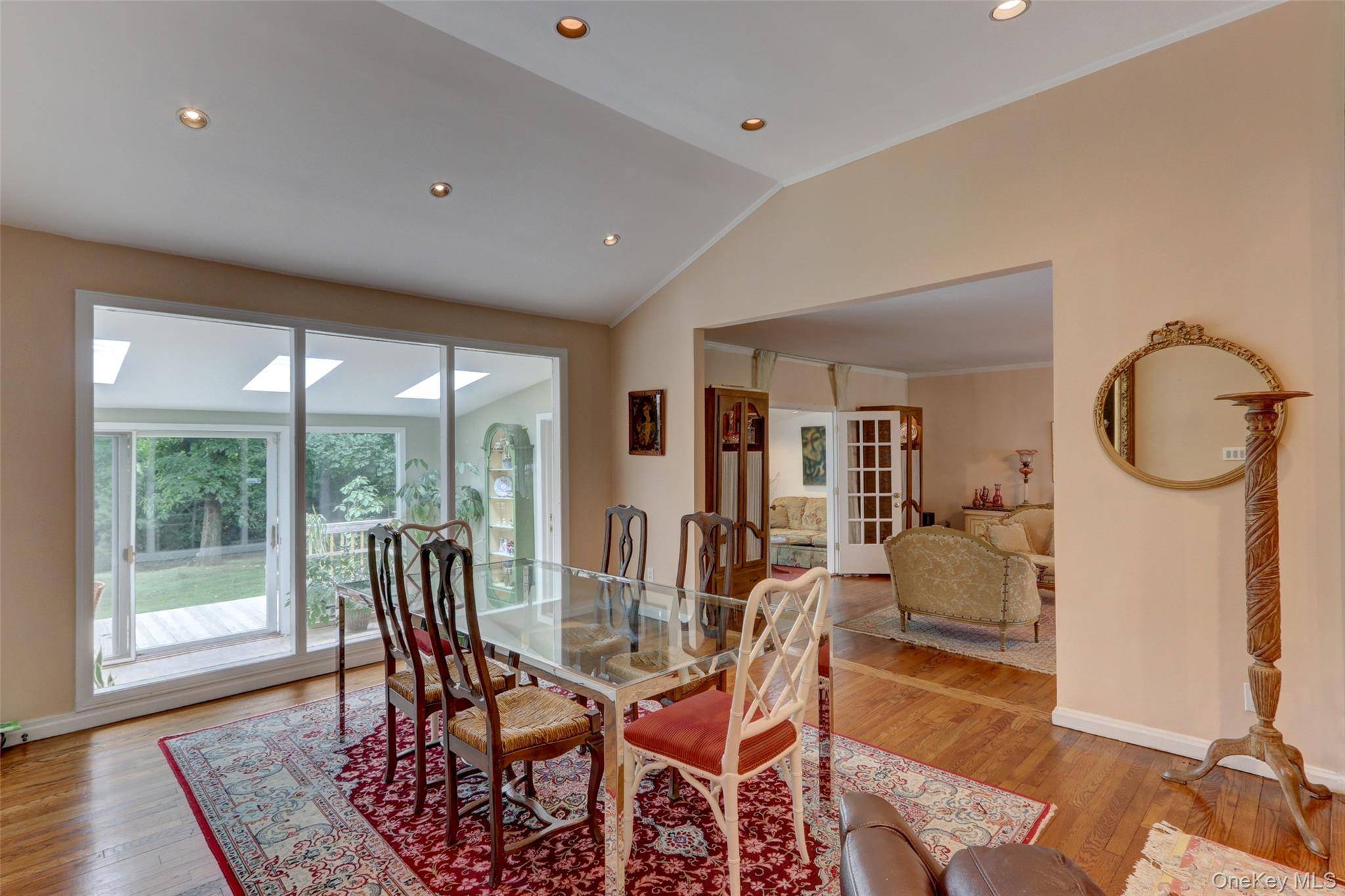 71 Knollwood RD, Roslyn, NY 11576