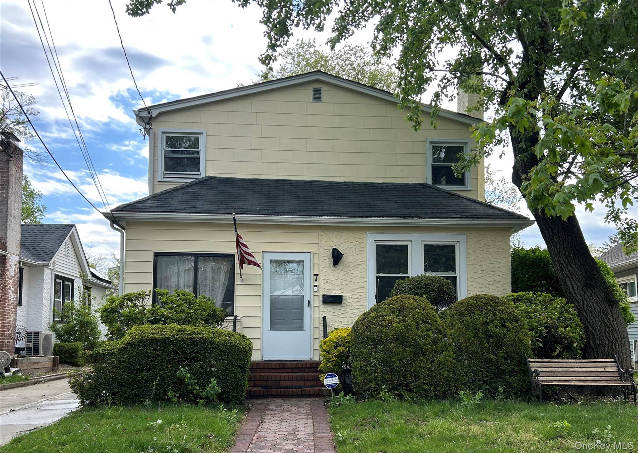 7 Bristol ST, Lynbrook, NY 11563