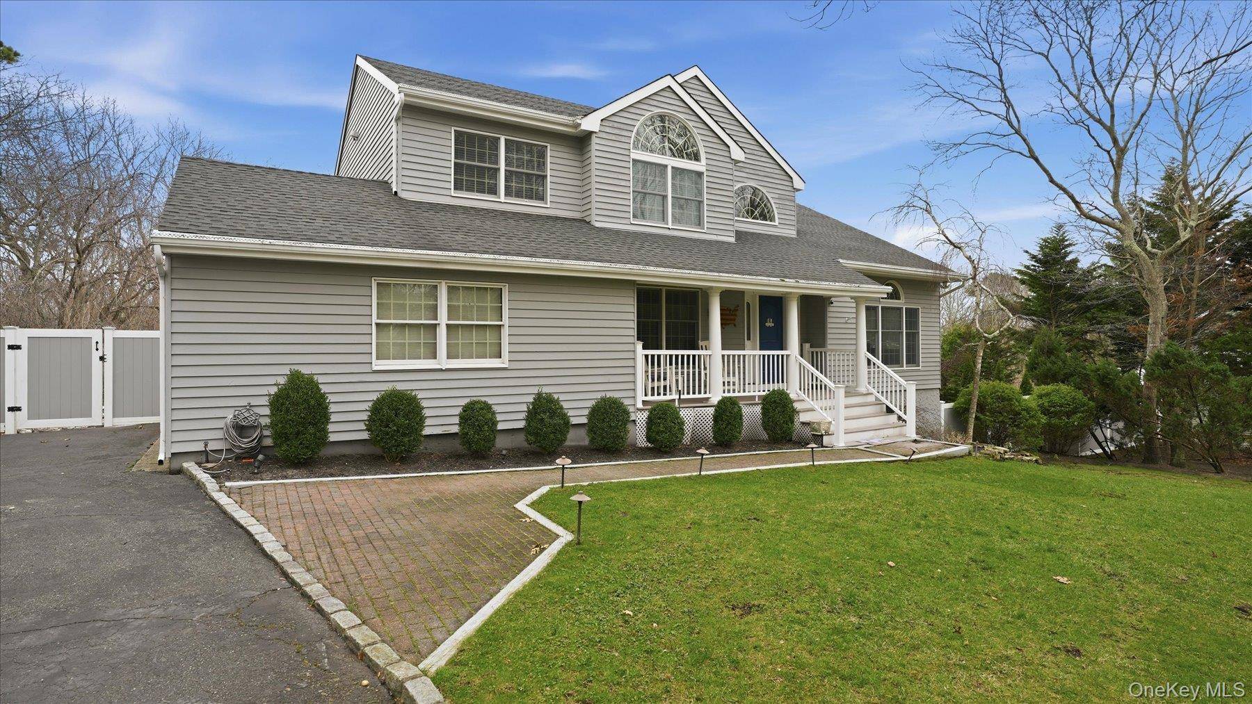20 Stuart CT, Hampton Bays, NY 11946