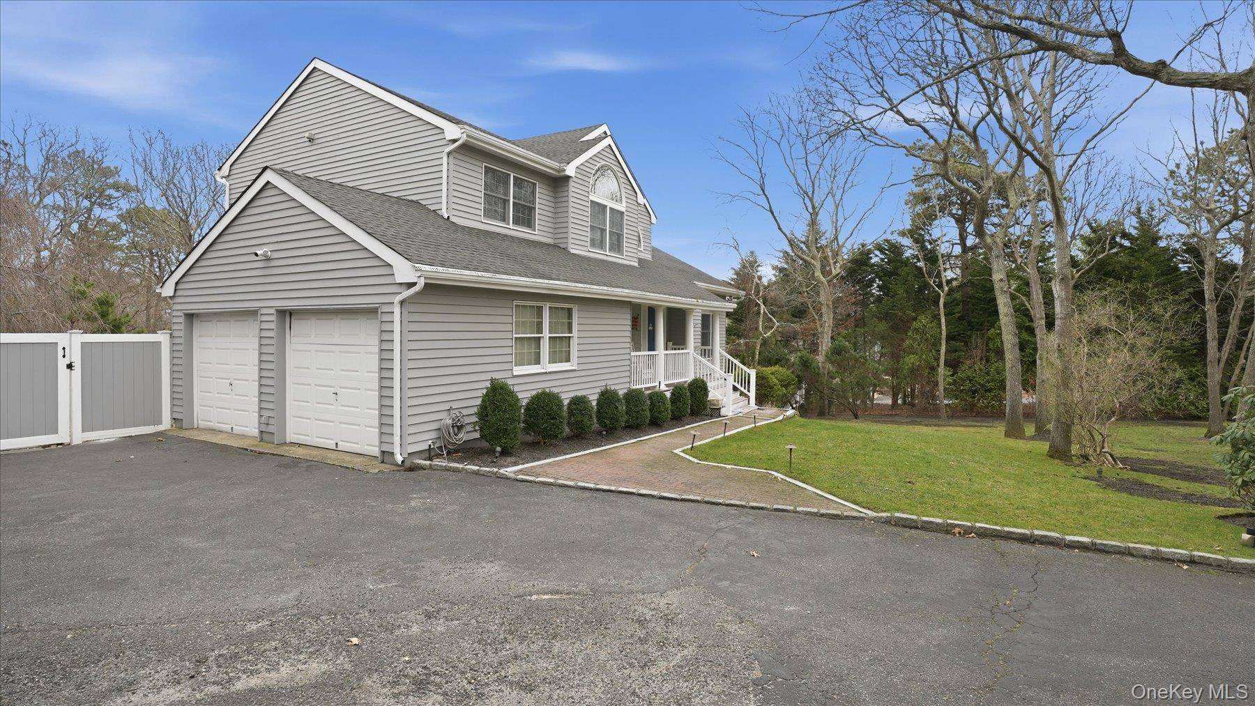 20 Stuart CT, Hampton Bays, NY 11946