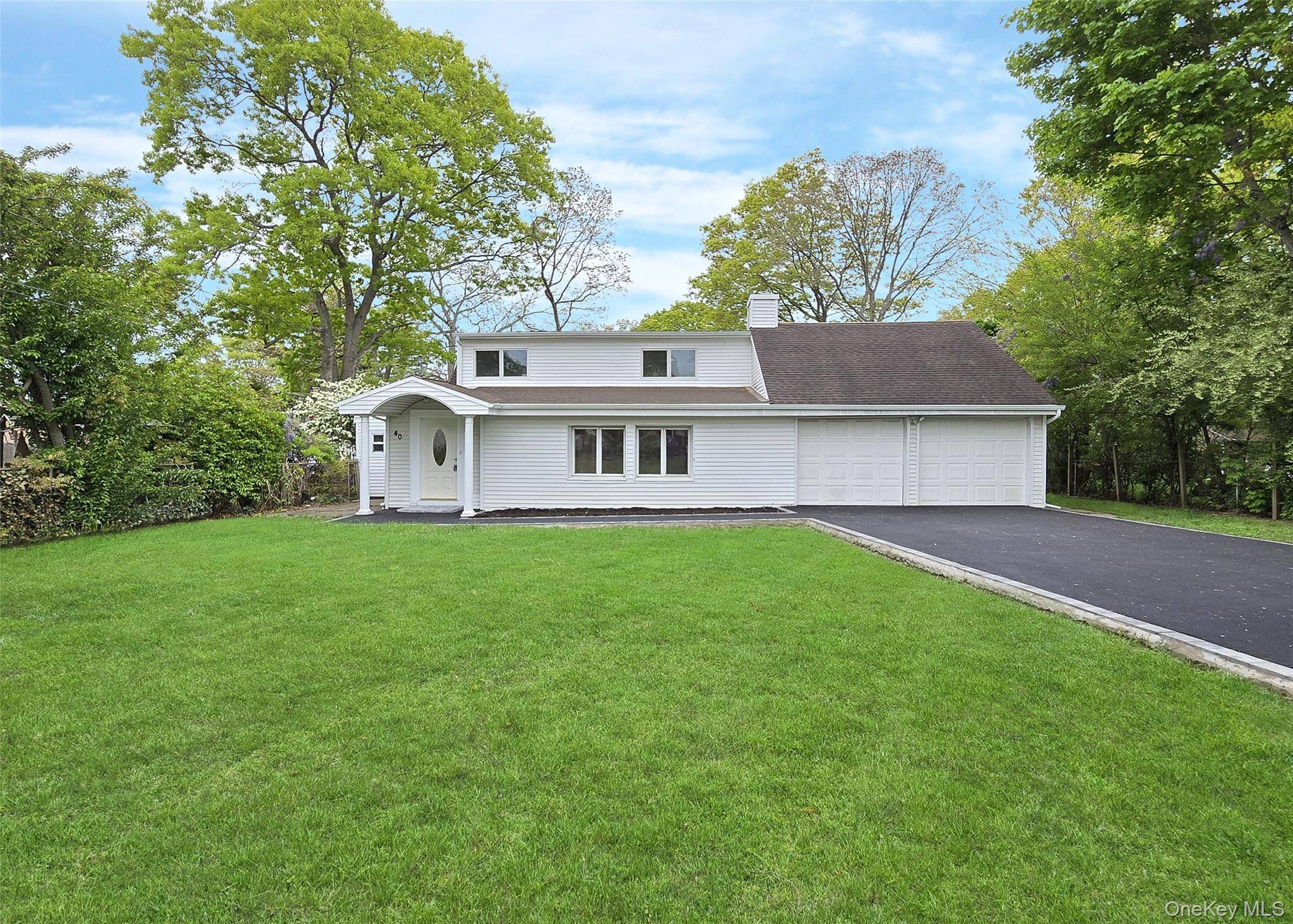 40 Aster AVE, Holtsville, NY 11742