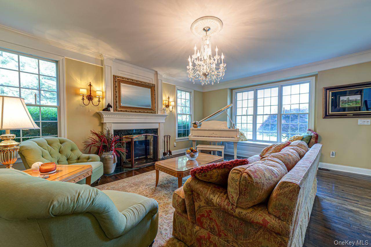 9 Fox Meadow LN, Head Of The Harbor, NY 11780