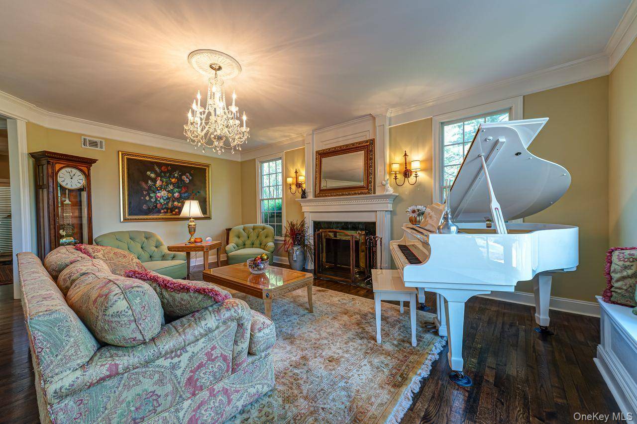 9 Fox Meadow LN, Head Of The Harbor, NY 11780
