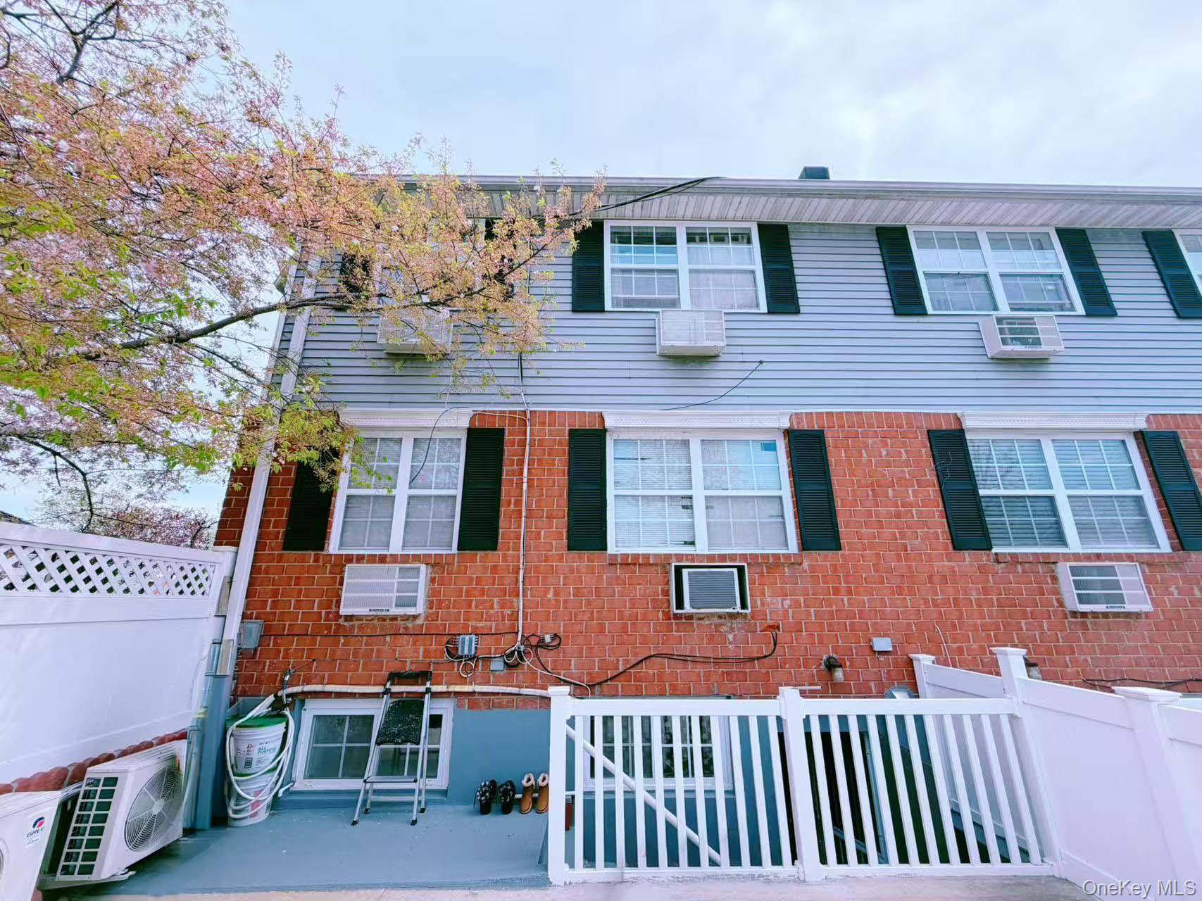 8296 Country Pointe CIR, Queens Village, NY 11427