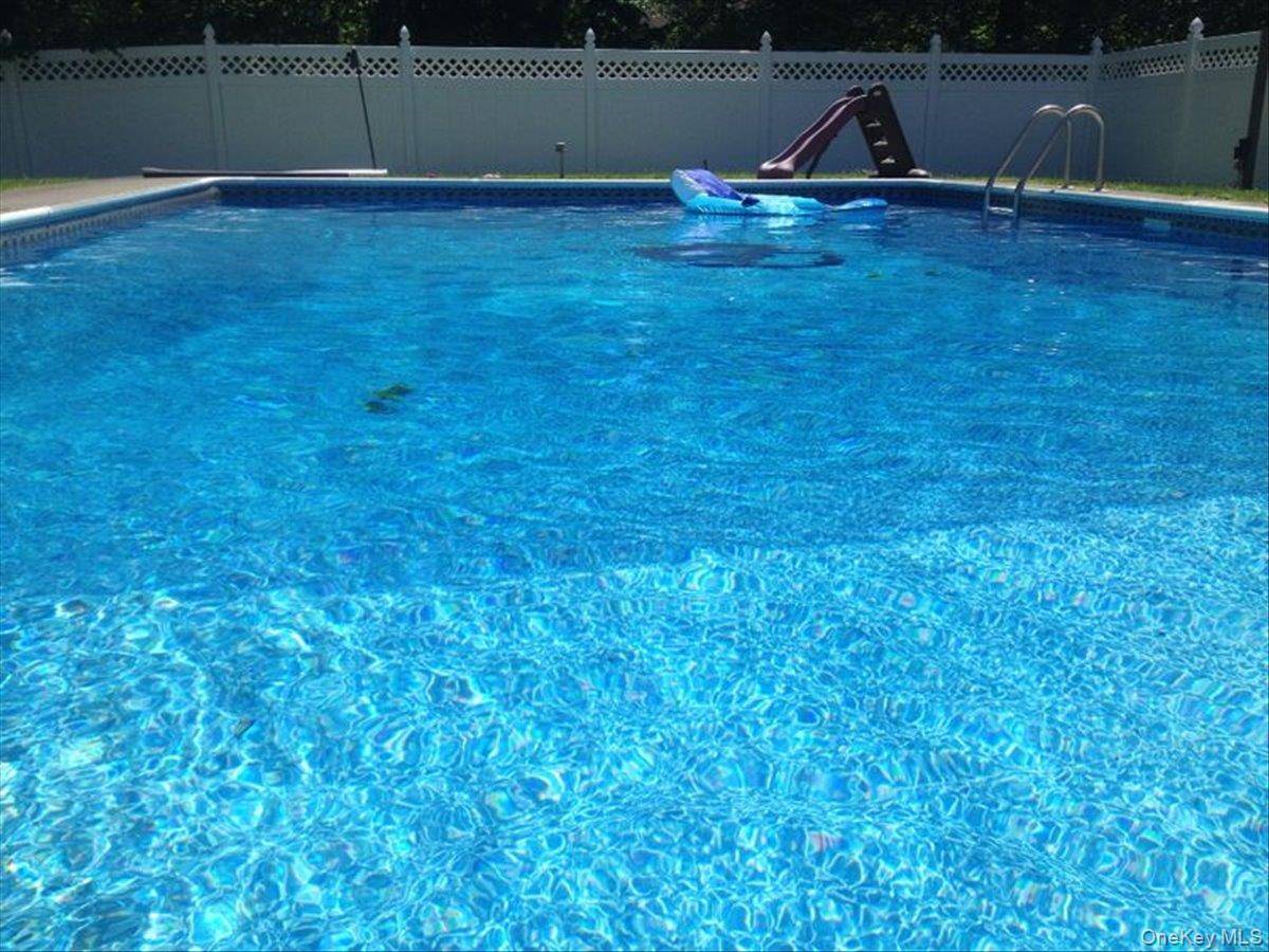 11 Baker LN, Suffern, NY 10901