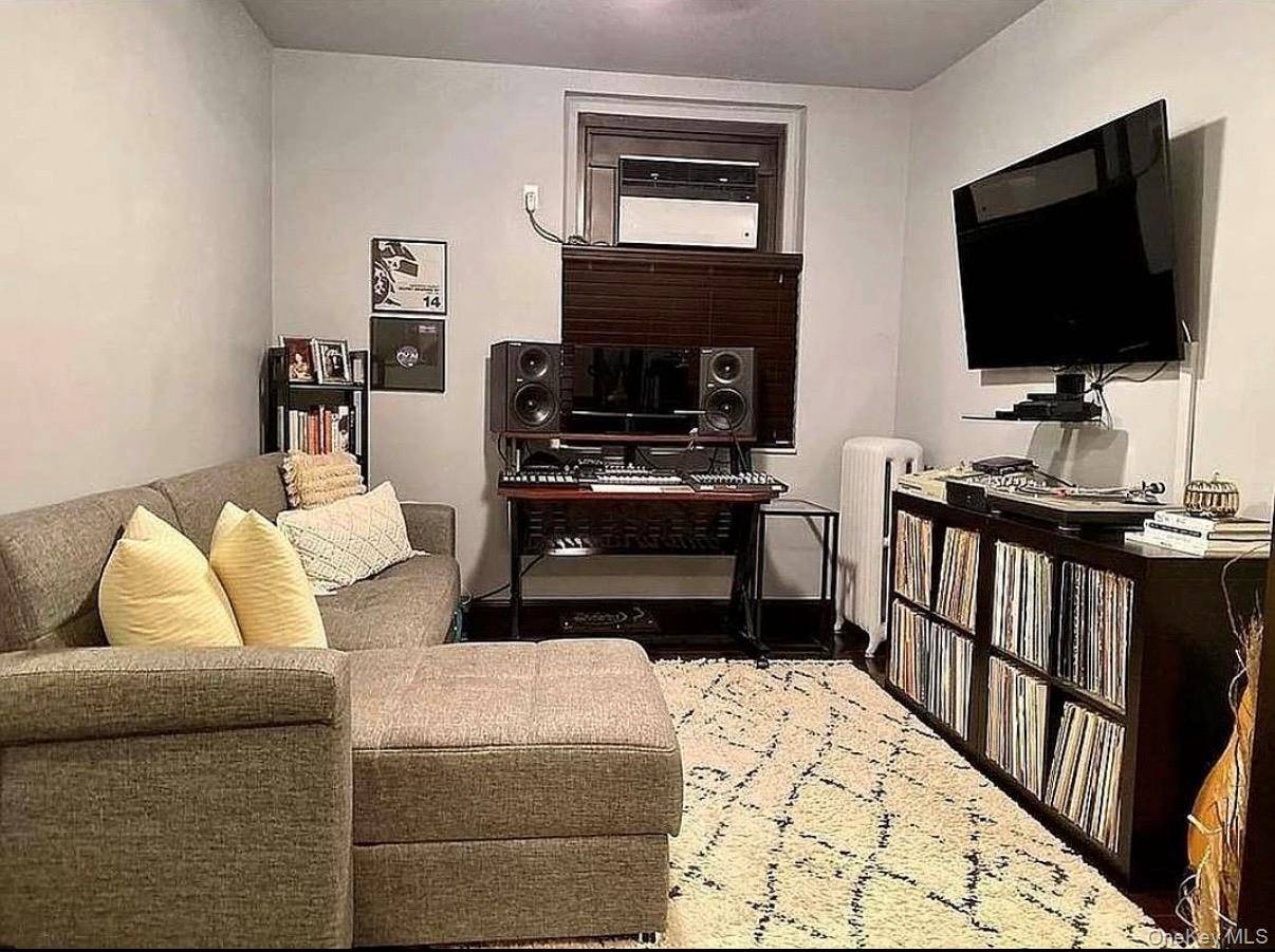 21-06 35th ST #1B, Astoria, NY 11105