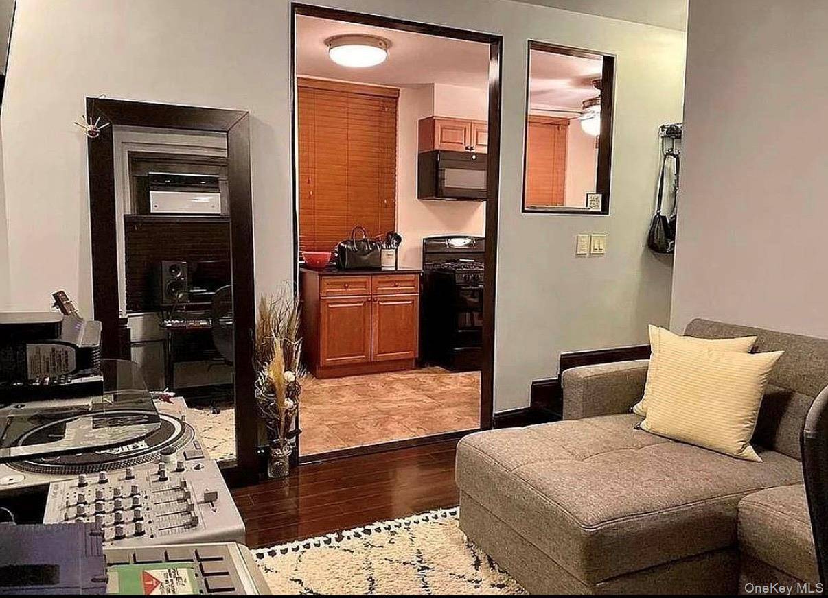 21-06 35th ST #1B, Astoria, NY 11105