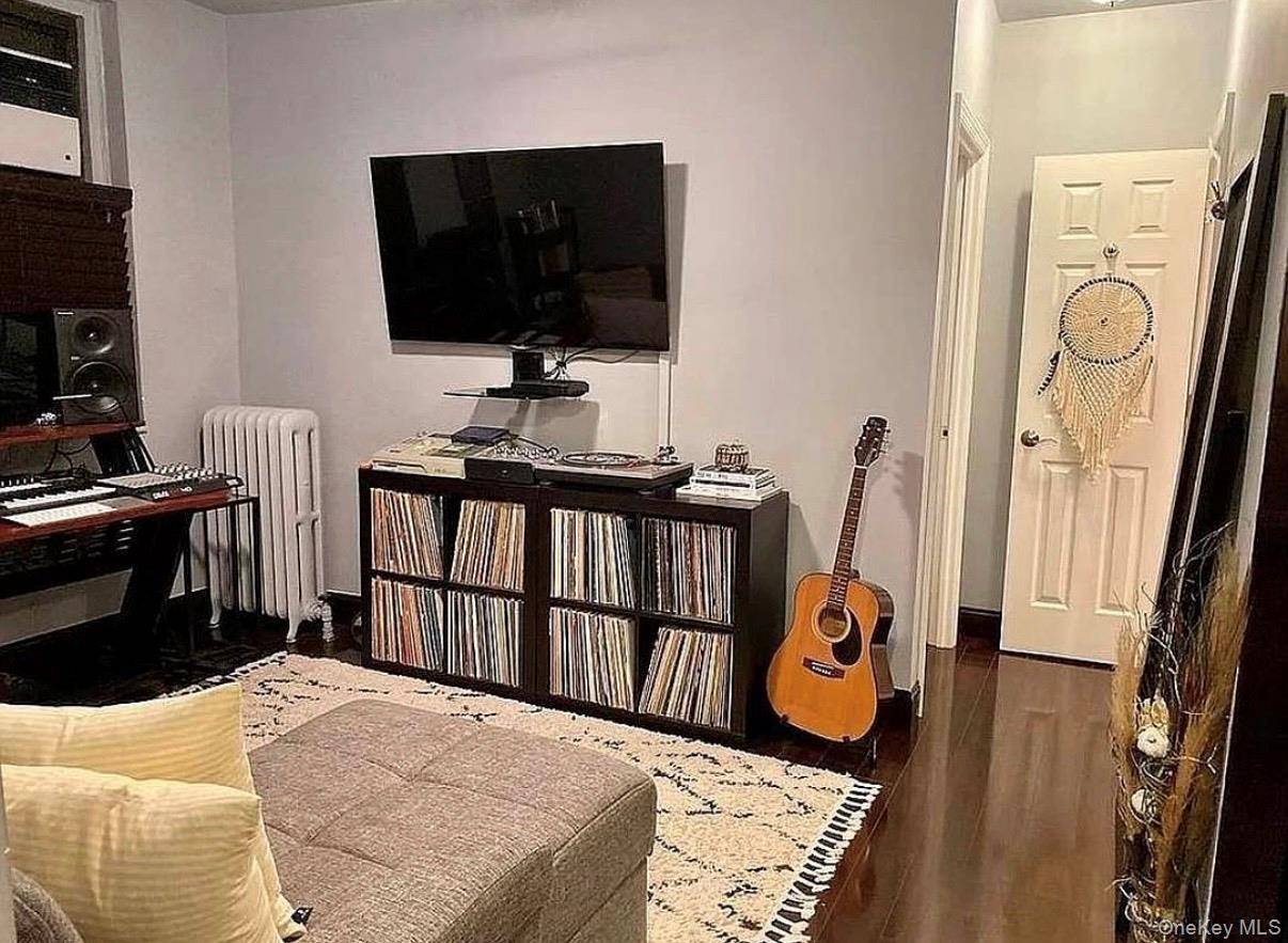21-06 35th ST #1B, Astoria, NY 11105